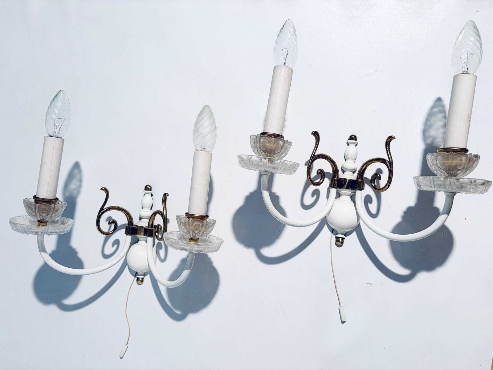 photo vinterior Two Vintage Wall Lamps With Candle Chandelier Motif Arms White Brass / Elegant Decor