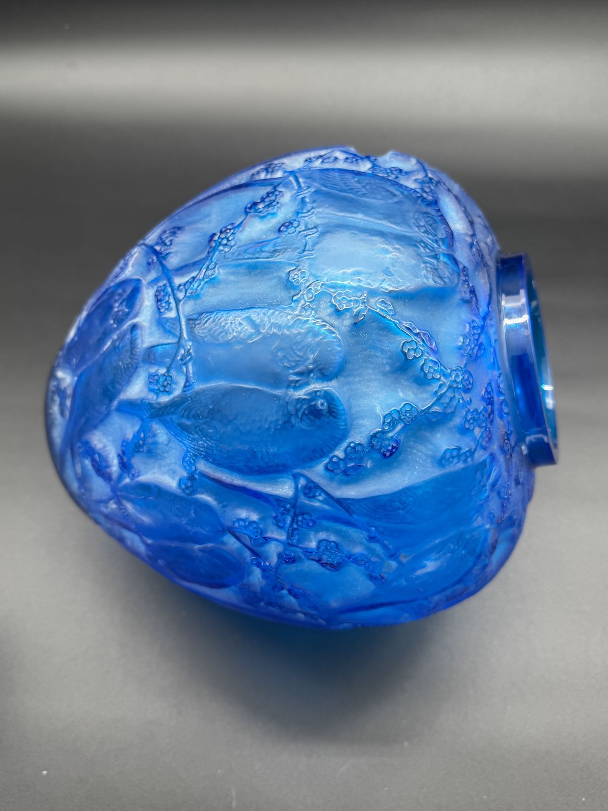 photo vinterior A R.Mamique Perruche Vase By R.Lalique