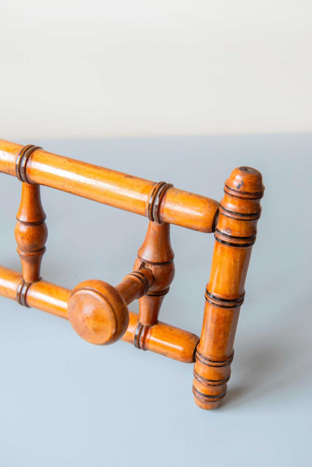 240.0 Antieke Franse Houten Kapstok Met Gedraaide, Draaibare Haken – Wandmontage, Begin 20e Eeuw photo