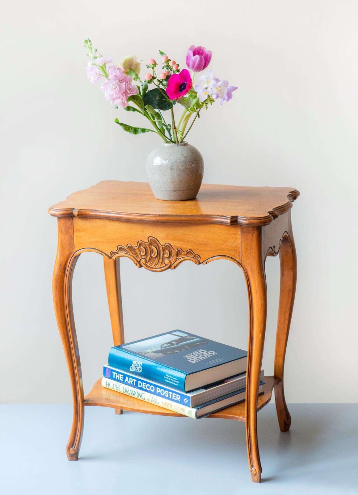 Vintage Franse Landelijke Bijzettafel Met Lade En Onderplank – Rustiek Accent Tafel Met Geschulpte Rand photo Meubels