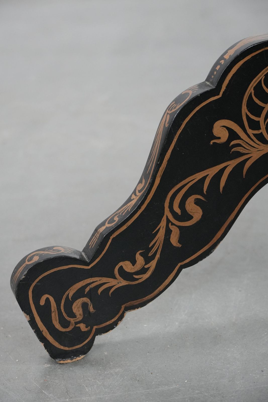 photo vinterior Stunning Antique English Hand Painted Floral Tilt Top Table From The Late 19th Century.