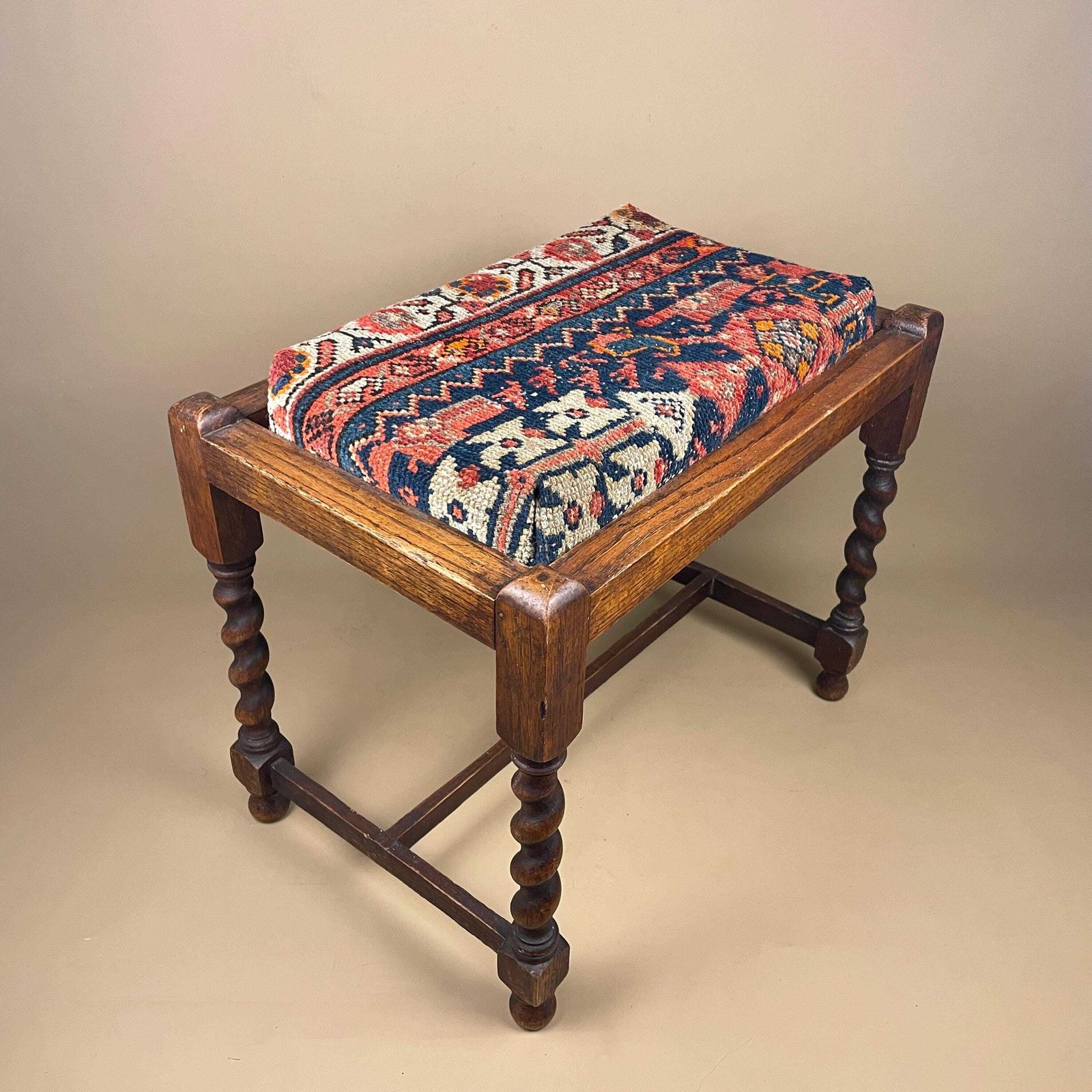 Antique Hallway Footstool Bench Upholstered Carpet Rug Top Stool Seat Twisted Wooden Legs Cottage Farmhouse Furniture Foot Stool photo vinterior