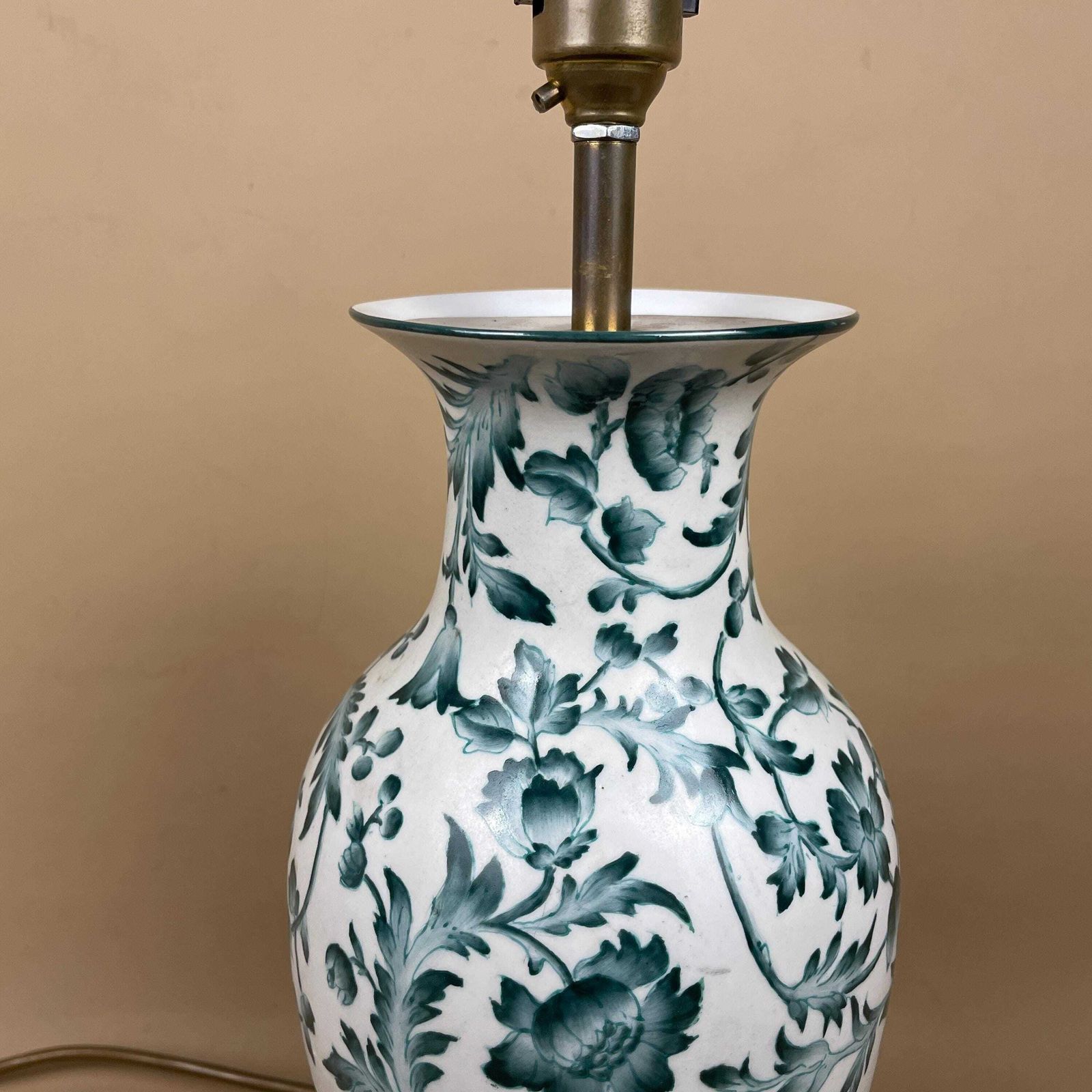 Oriental Ceramic Lamp White Hand Painted Floral Vintage Porcelain Table Classic Chinoiserie Ornate Pattern Wood Base Antique Chinese Vase photo furniture
