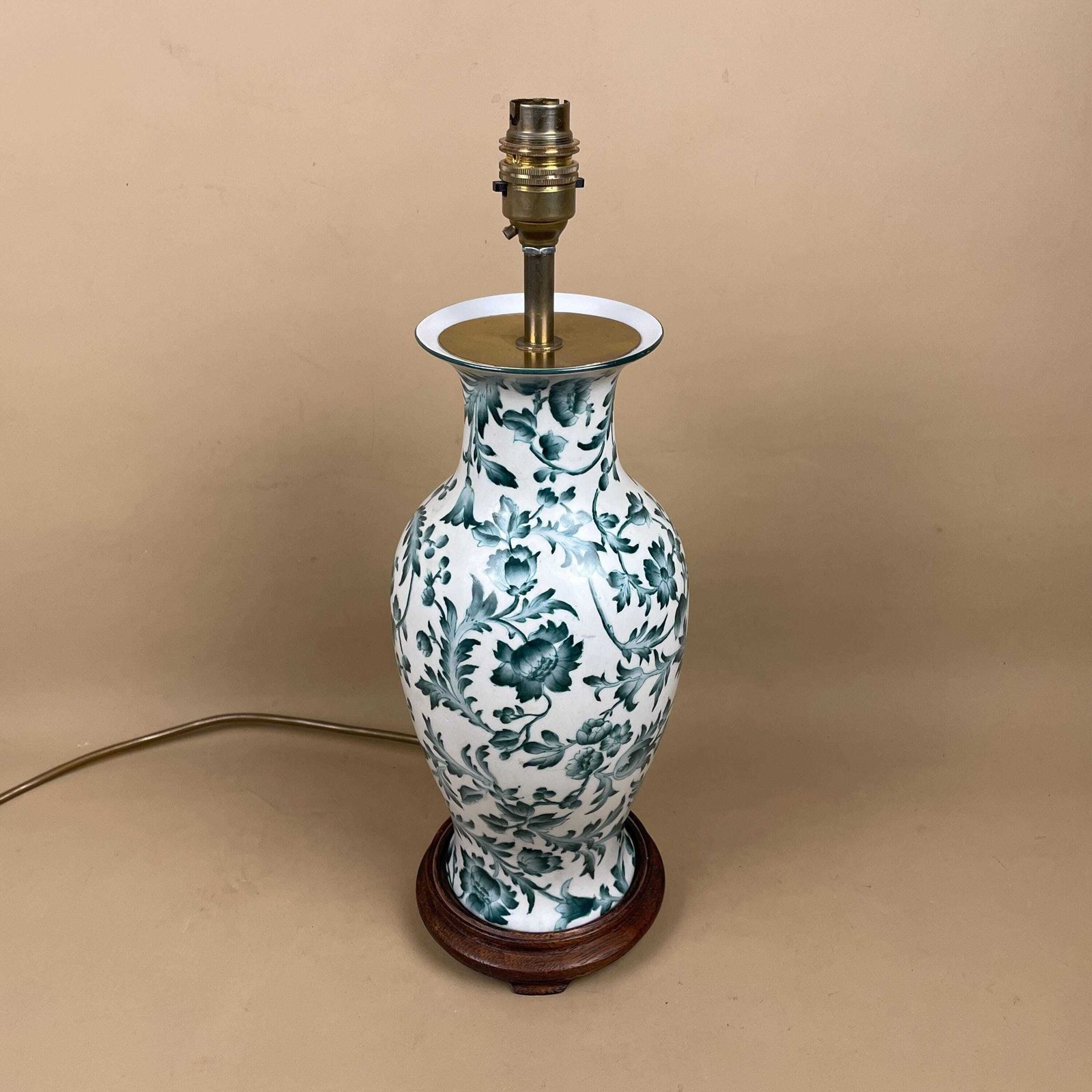 Oriental Ceramic Lamp White Hand Painted Floral Vintage Porcelain Table Classic Chinoiserie Ornate Pattern Wood Base Antique Chinese Vase photo Lighting