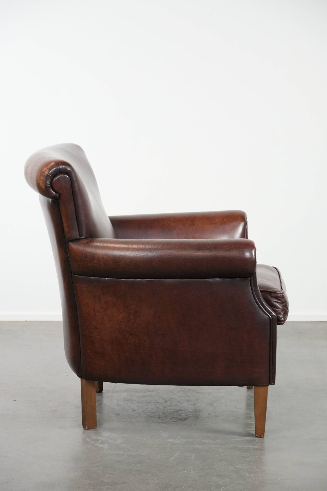 Luxueuze Schapenleren Fauteuil Met Een Tijdloze Uitstraling En Een Mooie Donkere Kleur photo for sale