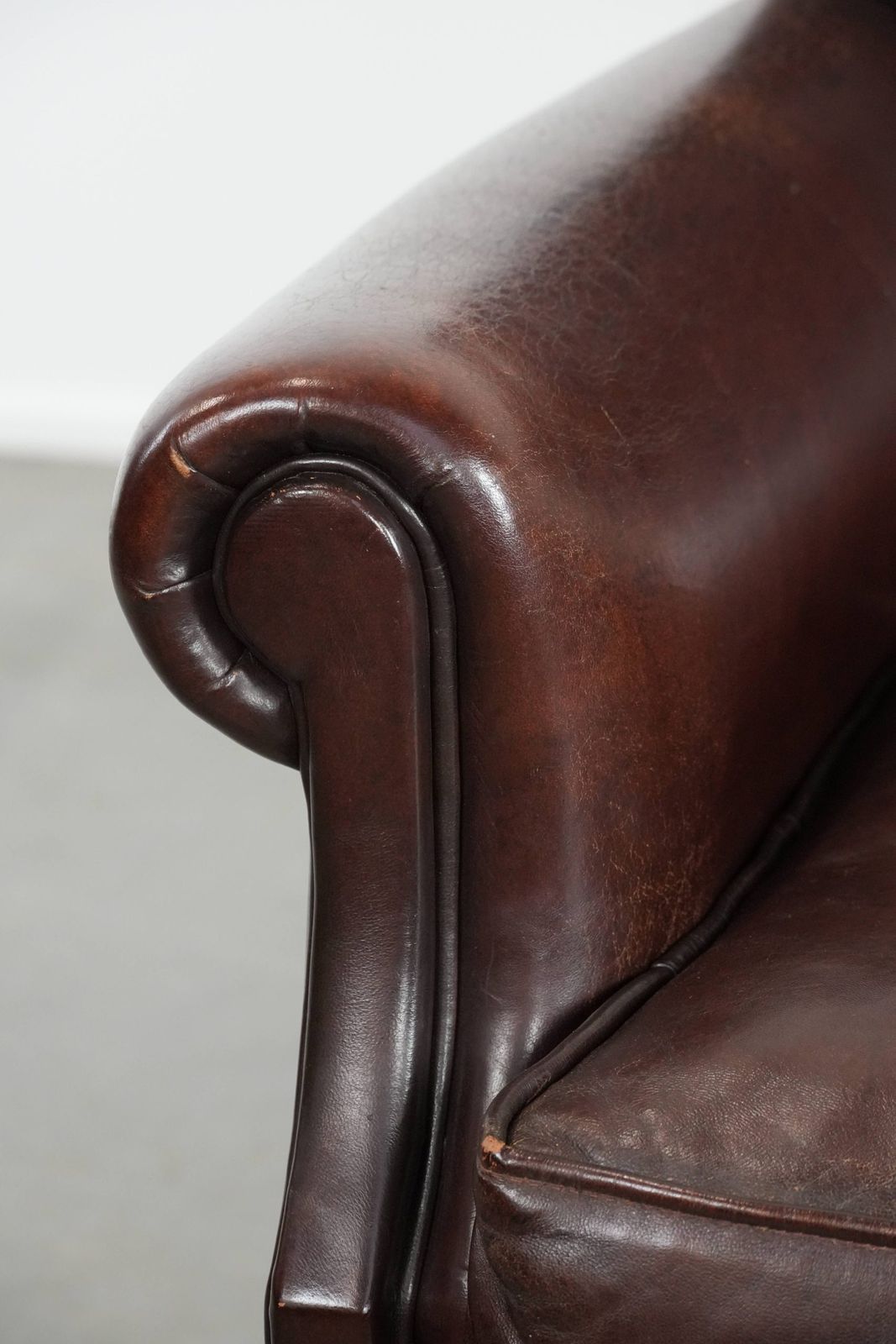 photo for sale Luxueuze Schapenleren Fauteuil Met Een Tijdloze Uitstraling En Een Mooie Donkere Kleur