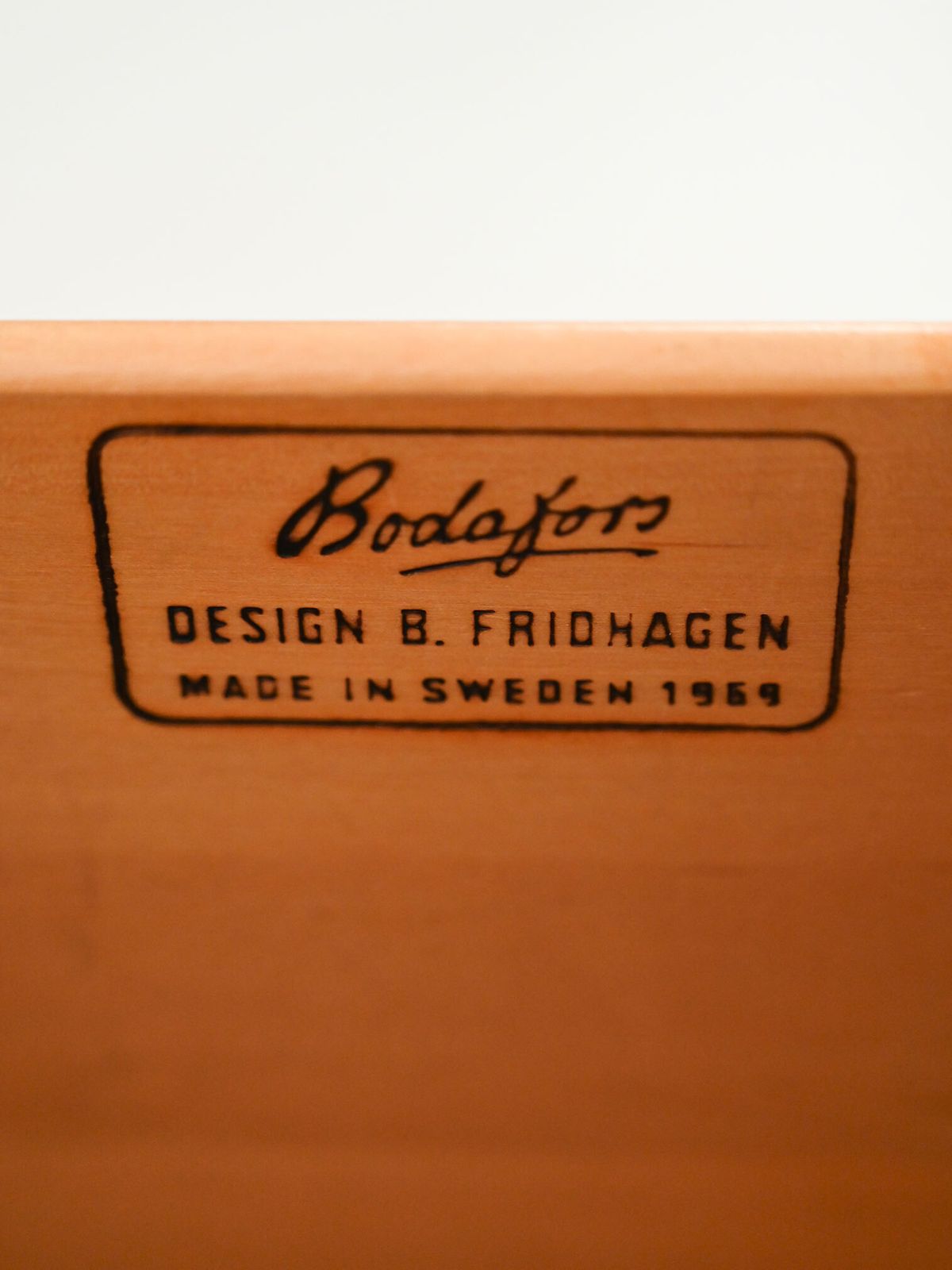 Kleine Scandinavische Ladekast Met Zwarte Profielen Van Bodafors photo vintage