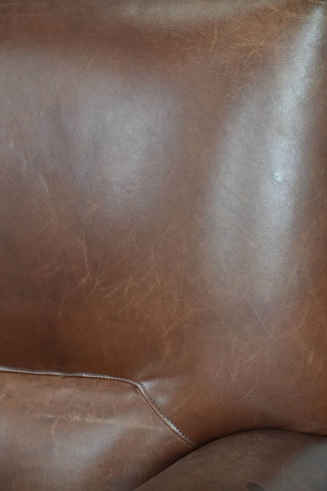 photo vinterior Nice And Comfortable Armchair Made Of Cognac Colored Cowhide In English Style