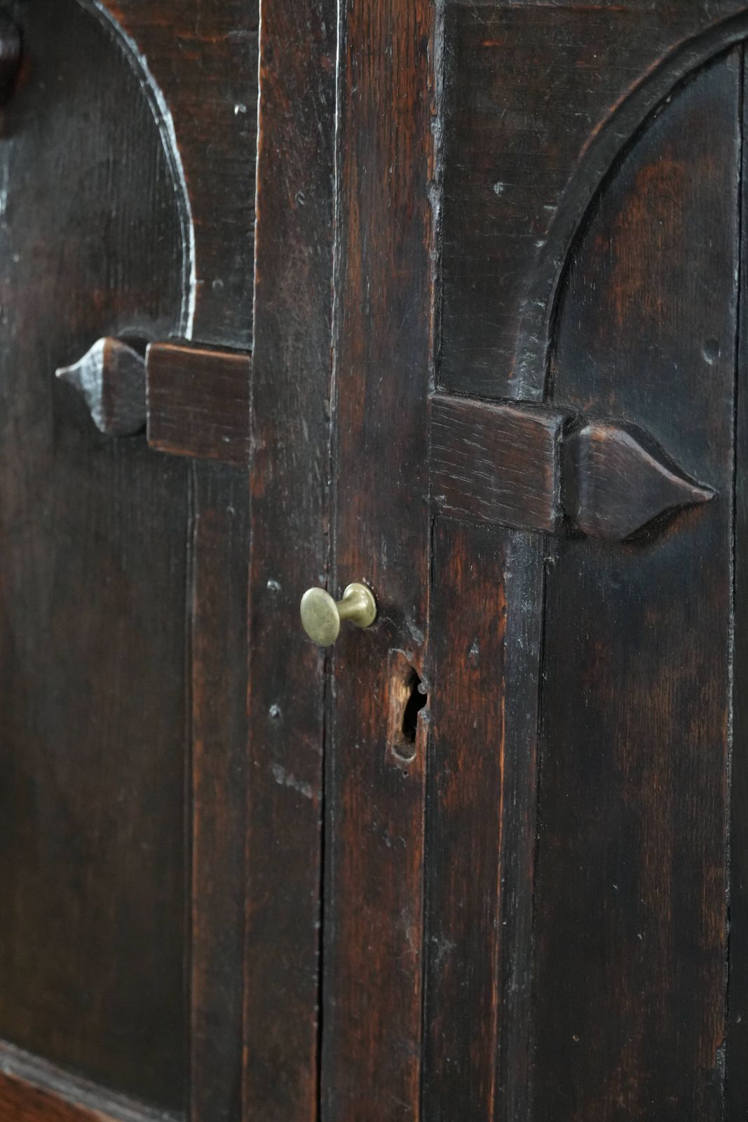 photo furniture Unique Antique English Cabinet / Cabinet On Stand Of Oak From The 17th Century With Beautiful Original Details