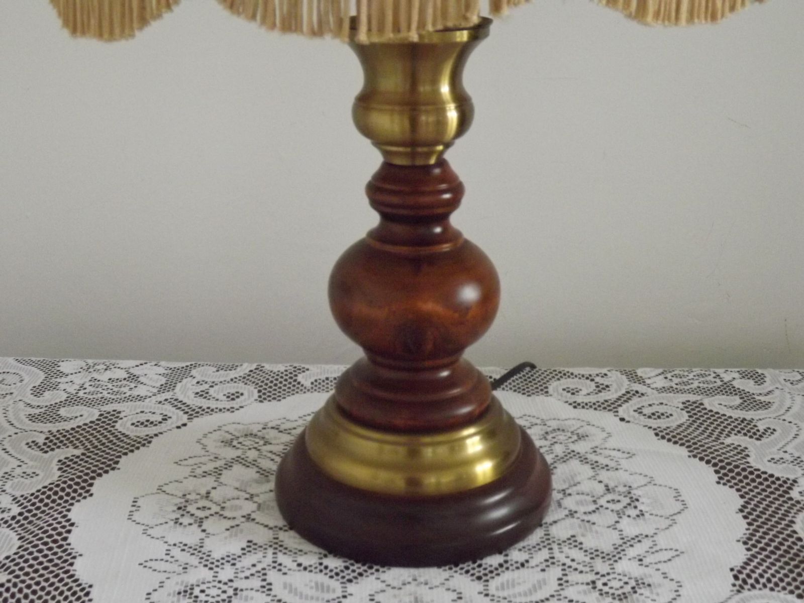 Lampe de table mid-century française en laiton et bois tourné, abat-jour en peau photo vinterior
