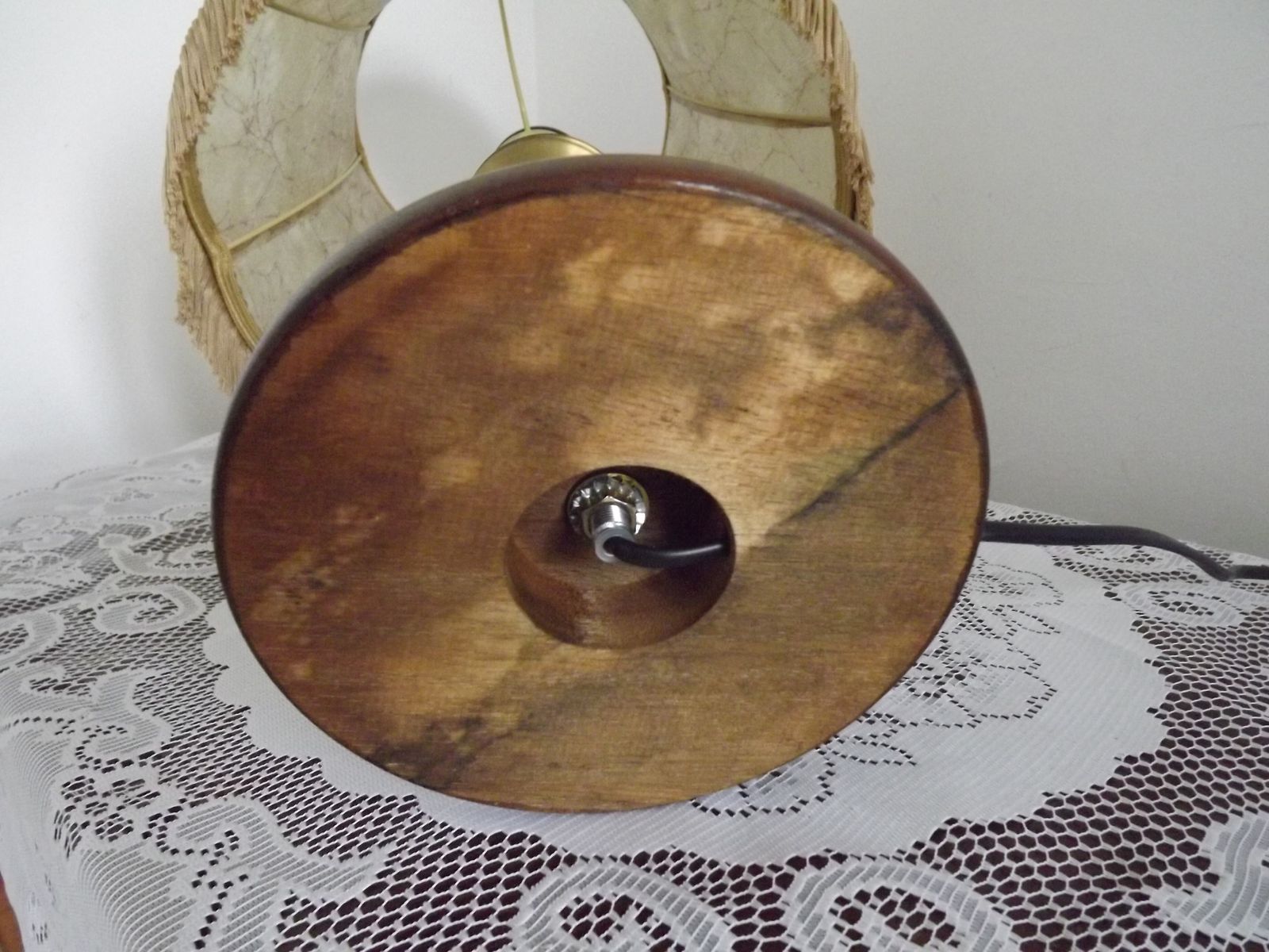 photo for sale Lampe de table mid-century française en laiton et bois tourné, abat-jour en peau