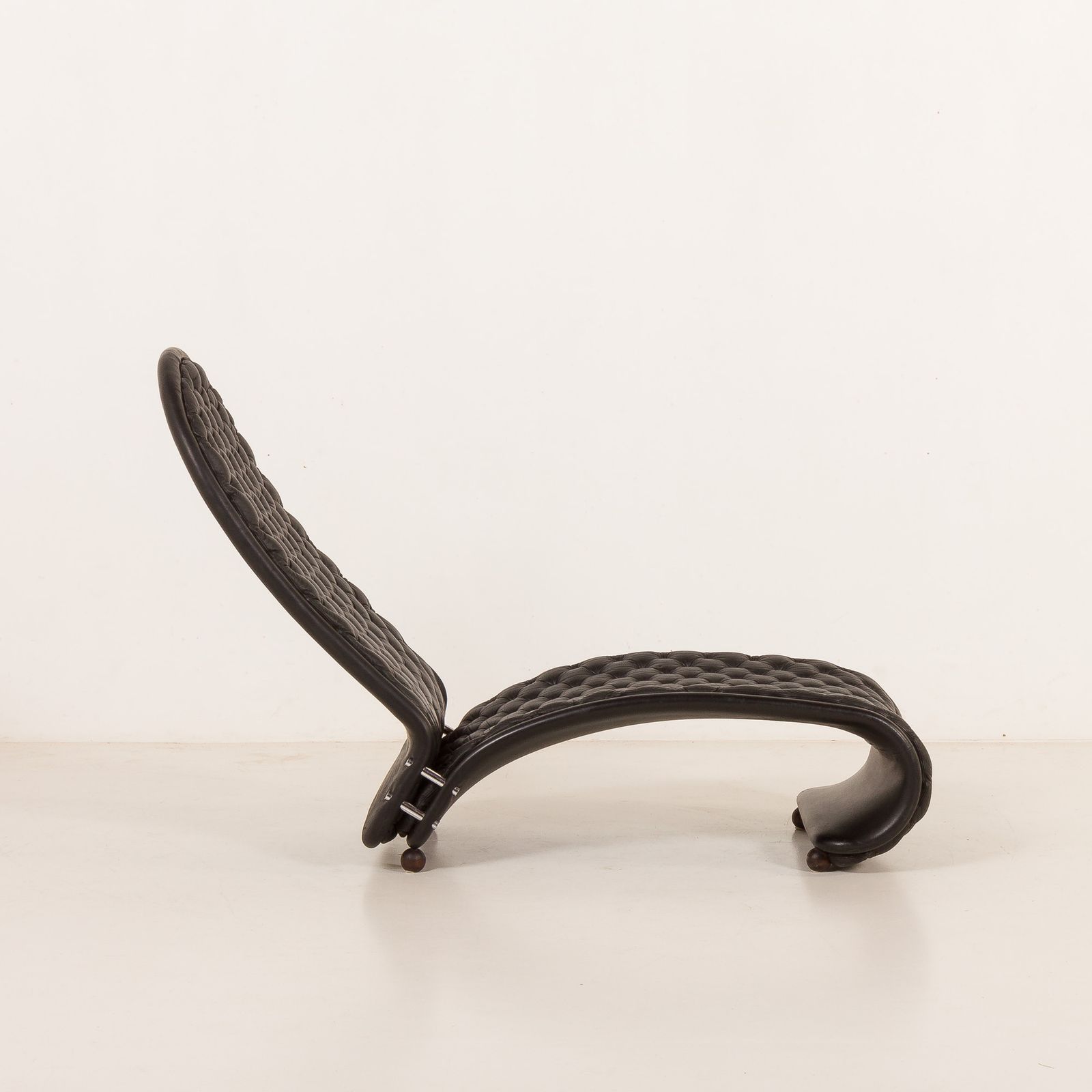 Verner Panton Black Leather Chaise Longue For Fritz Hansen, 1970s photo furniture