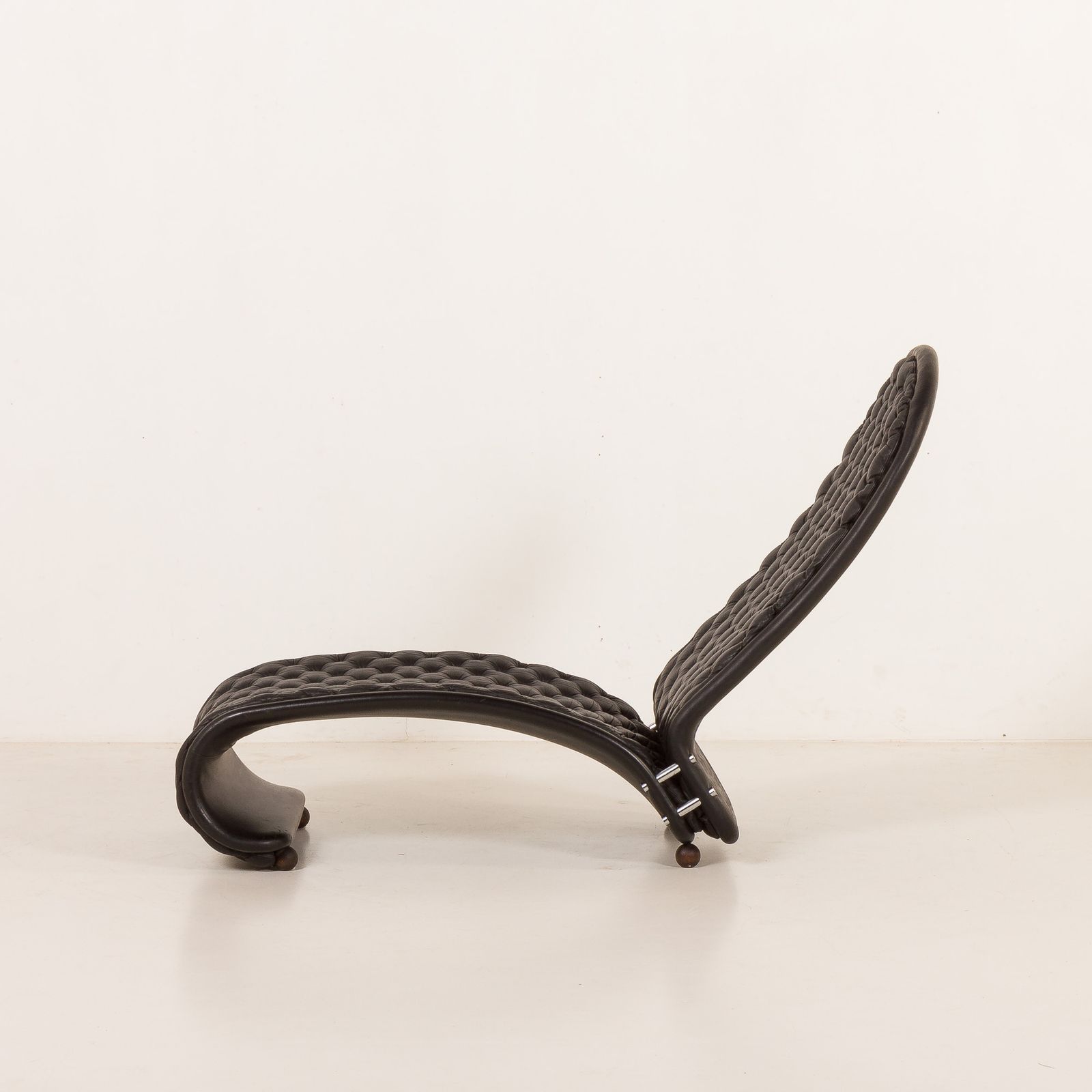 Verner Panton Black Leather Chaise Longue For Fritz Hansen, 1970s photo Furniture