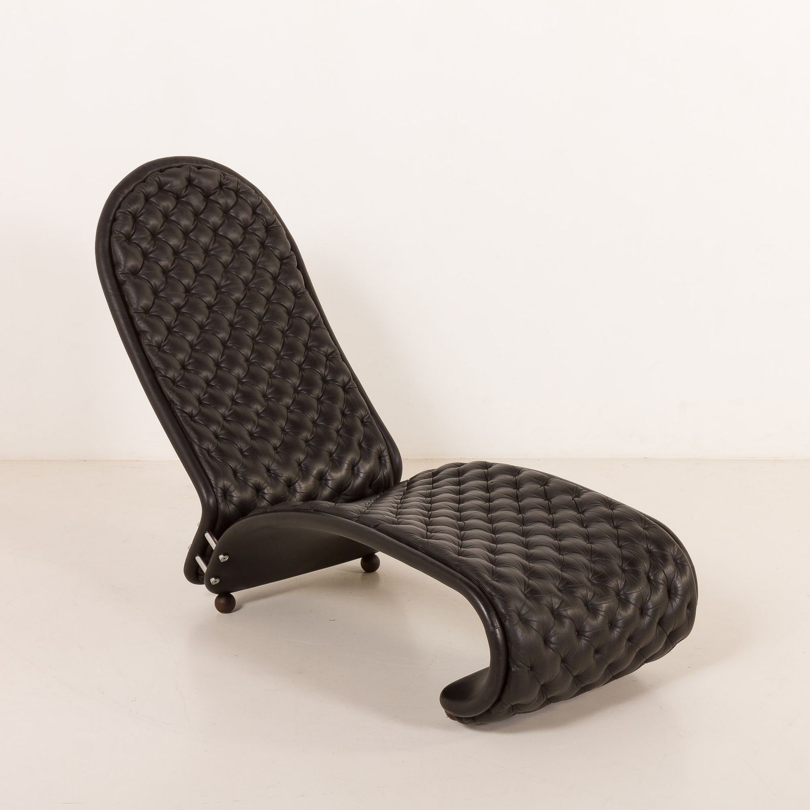 photo furniture Verner Panton Black Leather Chaise Longue For Fritz Hansen, 1970s