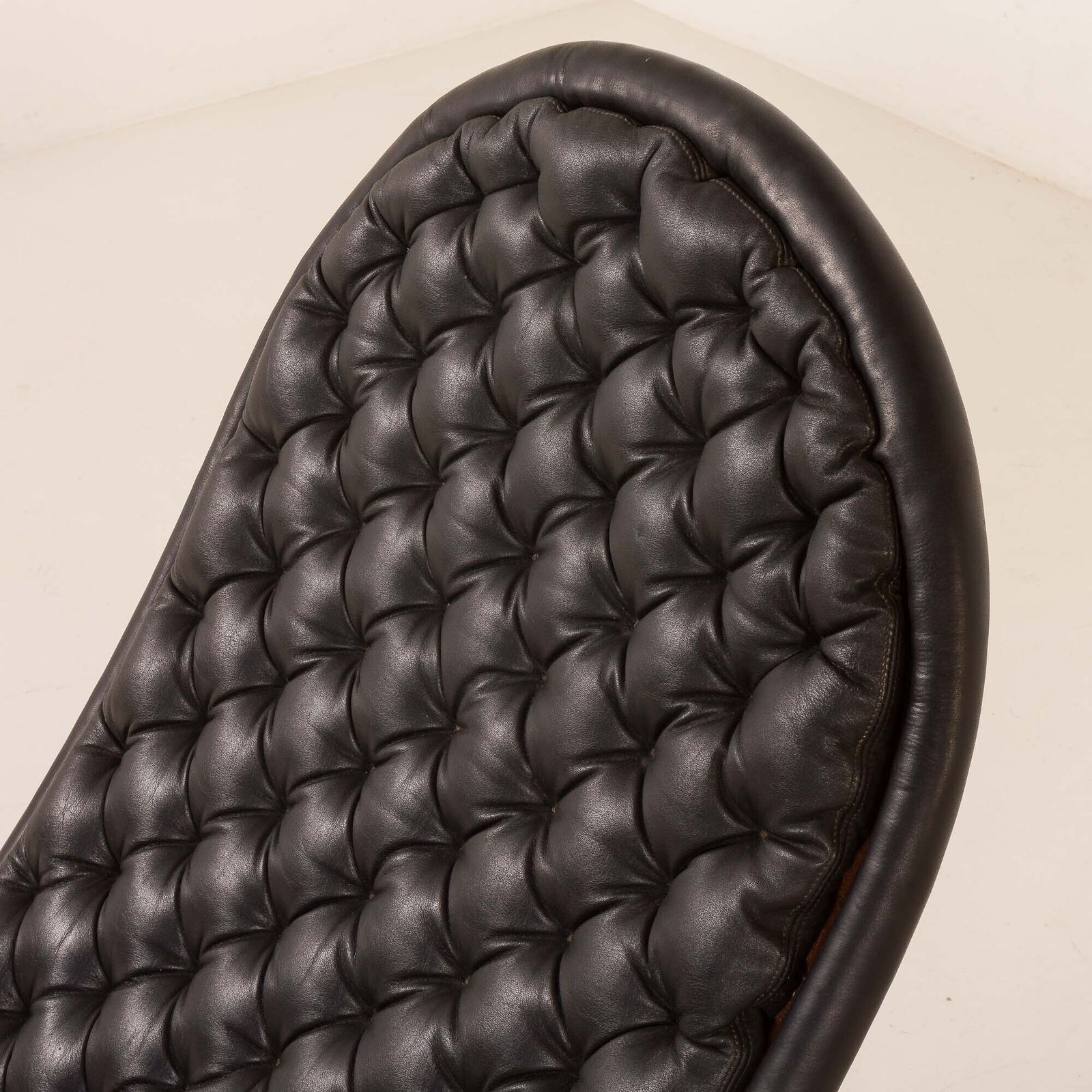 Furniture Verner Panton Black Leather Chaise Longue For Fritz Hansen, 1970s photo