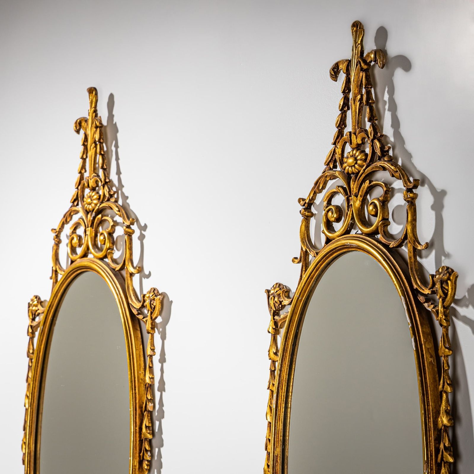 Paar Ovale Vergulde Houten Wandspiegels, Italië Midden 20e Eeuw photo Woonaccessoires