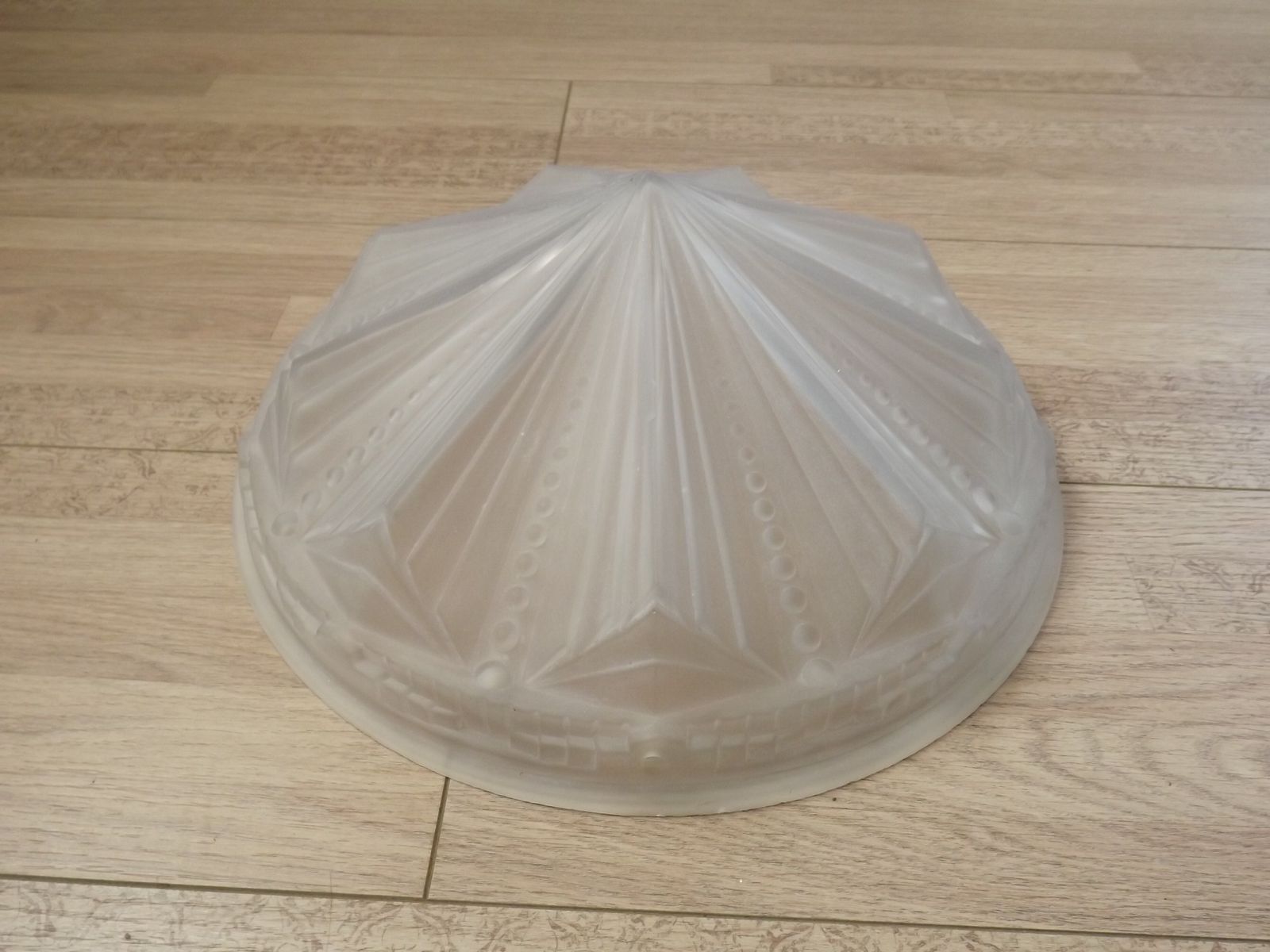 Franse Art Deco Plafonnière Kap Van Wit Opaal Glas Met Abstract Motief