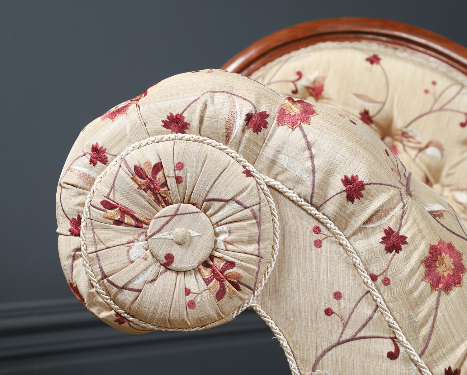 Antique English Rosewood Upholstered Chaise Longue / Day Bed / Settee / Couch By H. Goodall & Sons Of Newcastle (Circa 1860) photo for sale