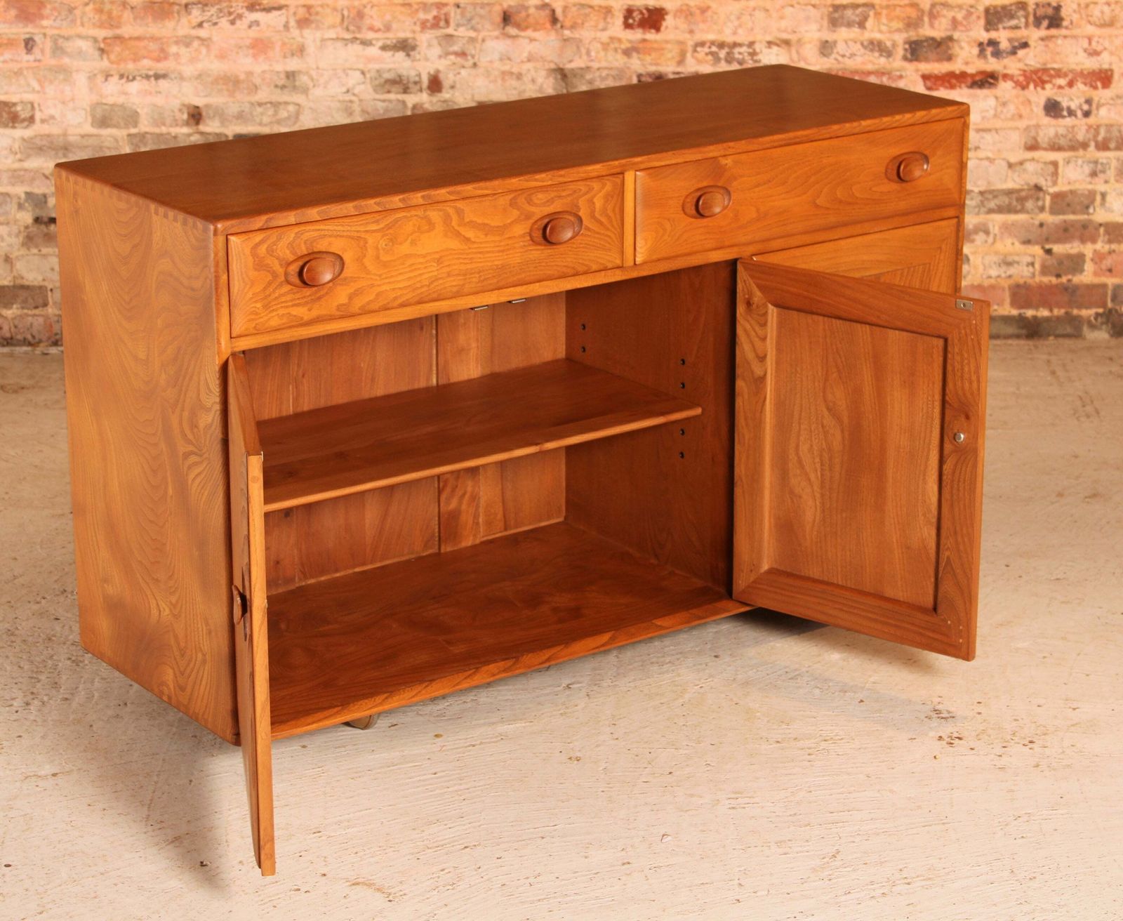 photo vinterior Mid Century Ercol Windsor Solid Elm Sideboard On Casters, Circa 1960s