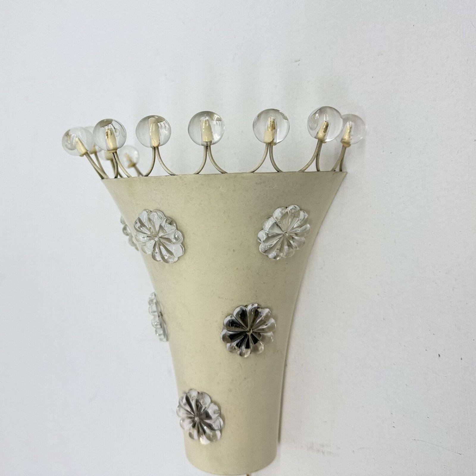 photo furniture Emil Stejnar Wandlamp Met Bloemkristallen, Ca. Jaren 1950, Wenen