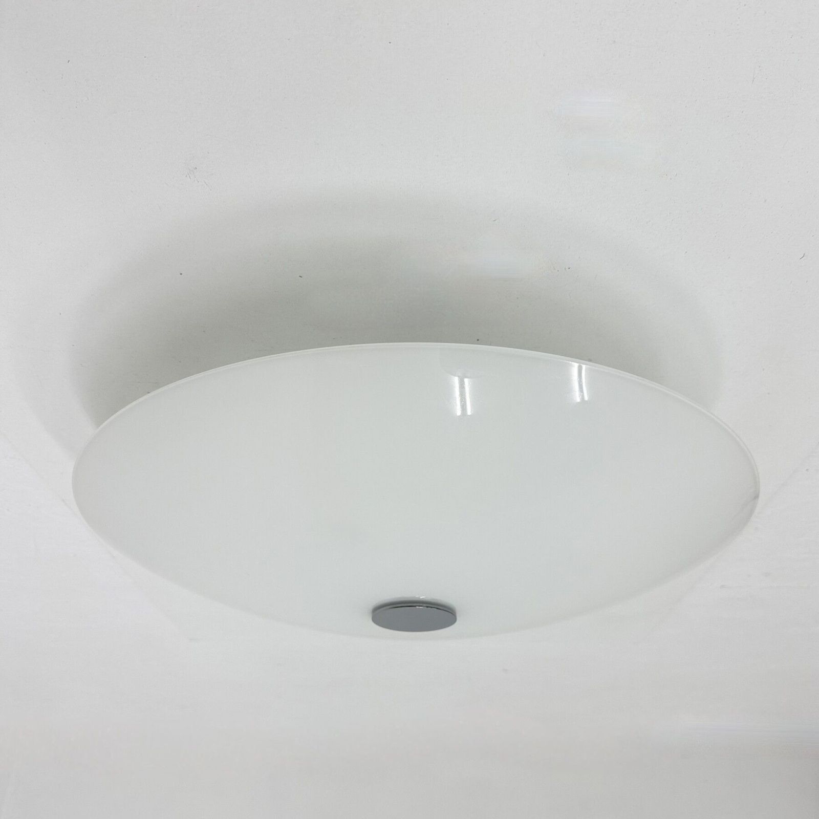 photo vintage Florian Schulz Plafondlamp Opaalwit Glas En Chroom