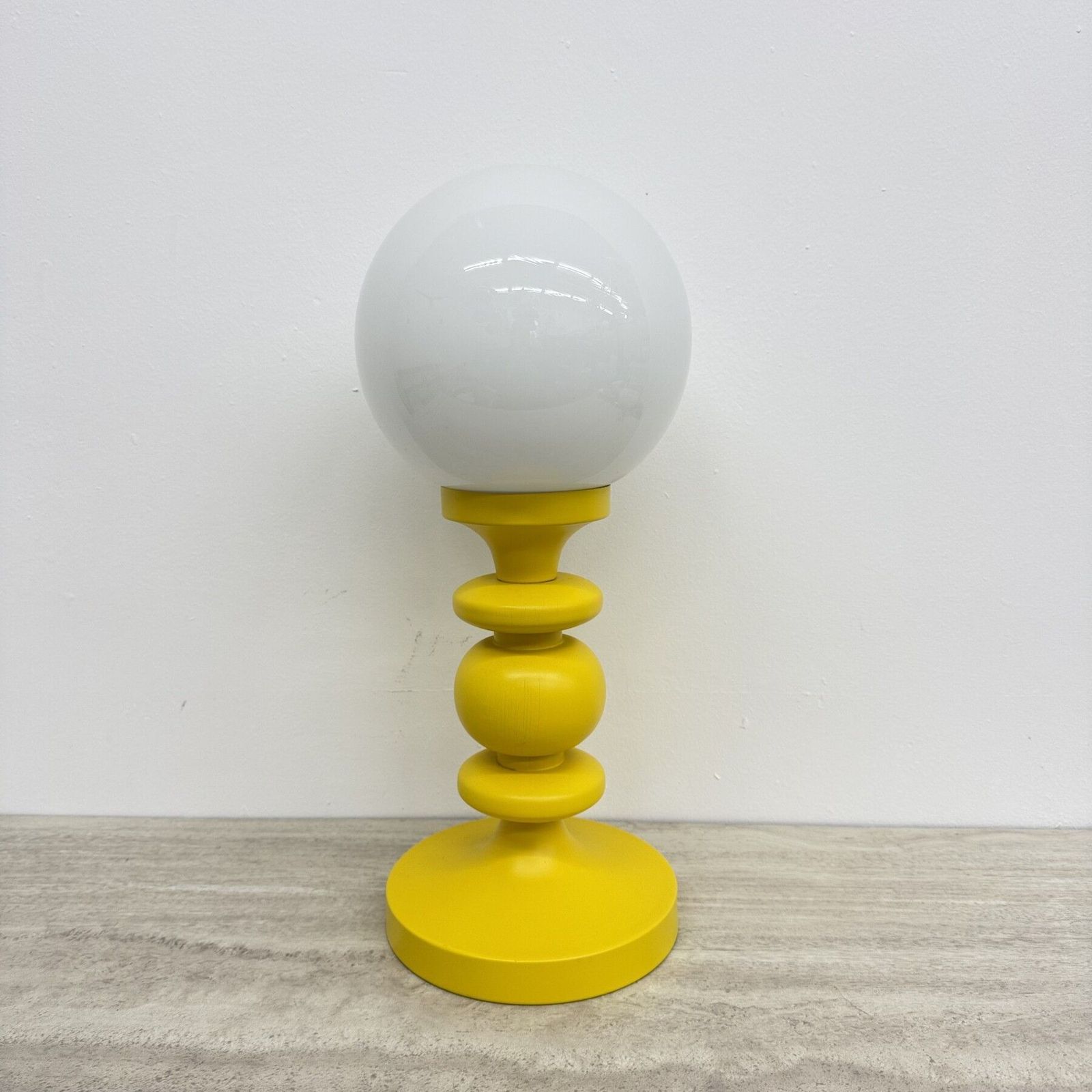 Mid Century Design Gele Tafellamp Met Glazen Bol, Jaren 1970 photo Verlichting