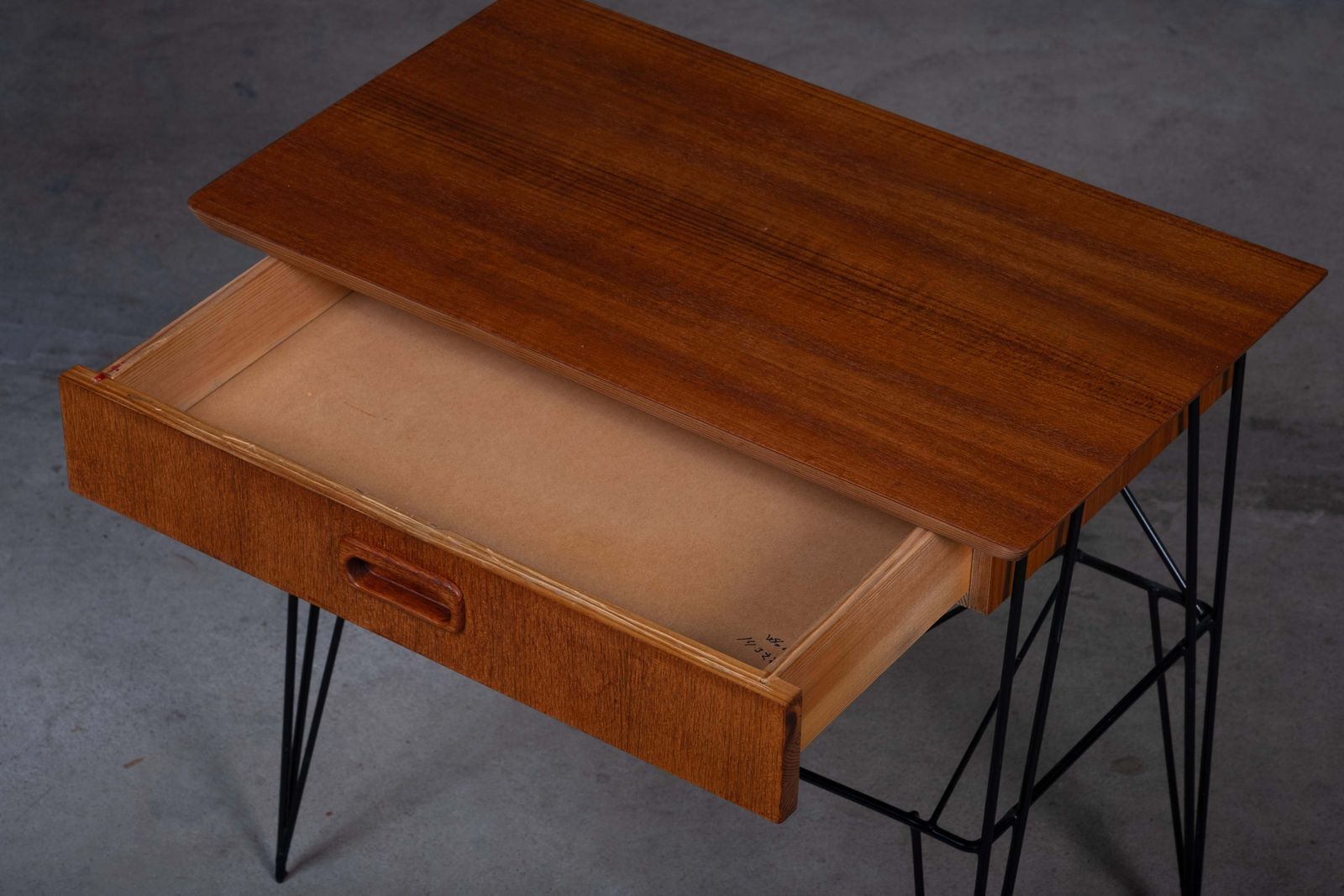 Mid Century Teakhouten Nachtkastje / Bijzettafel Met Metalen Frame, Deens Design, Jaren 1960 photo Meubels