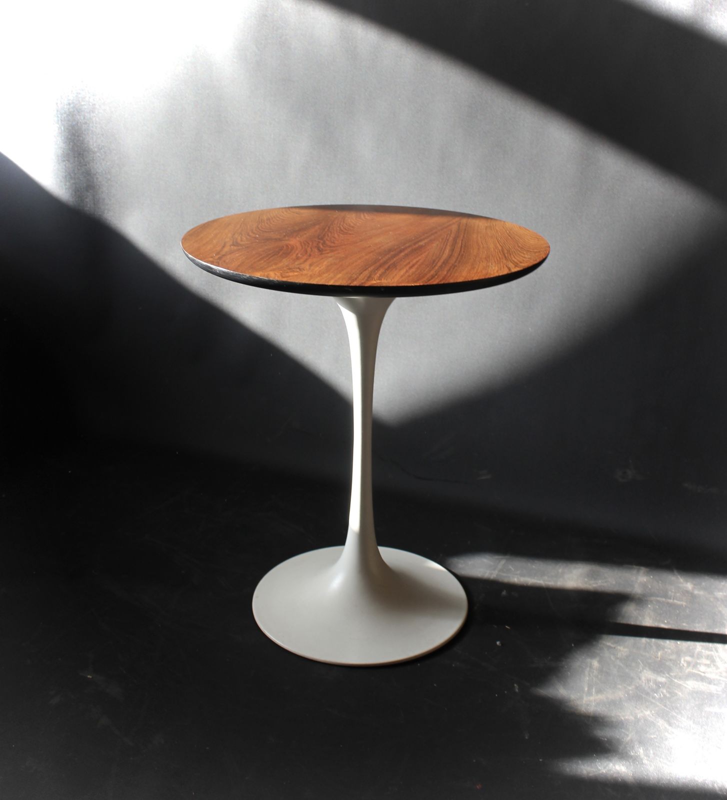photo vinterior Pair Of Arkana Tulip Based Rosewood Side Tables
