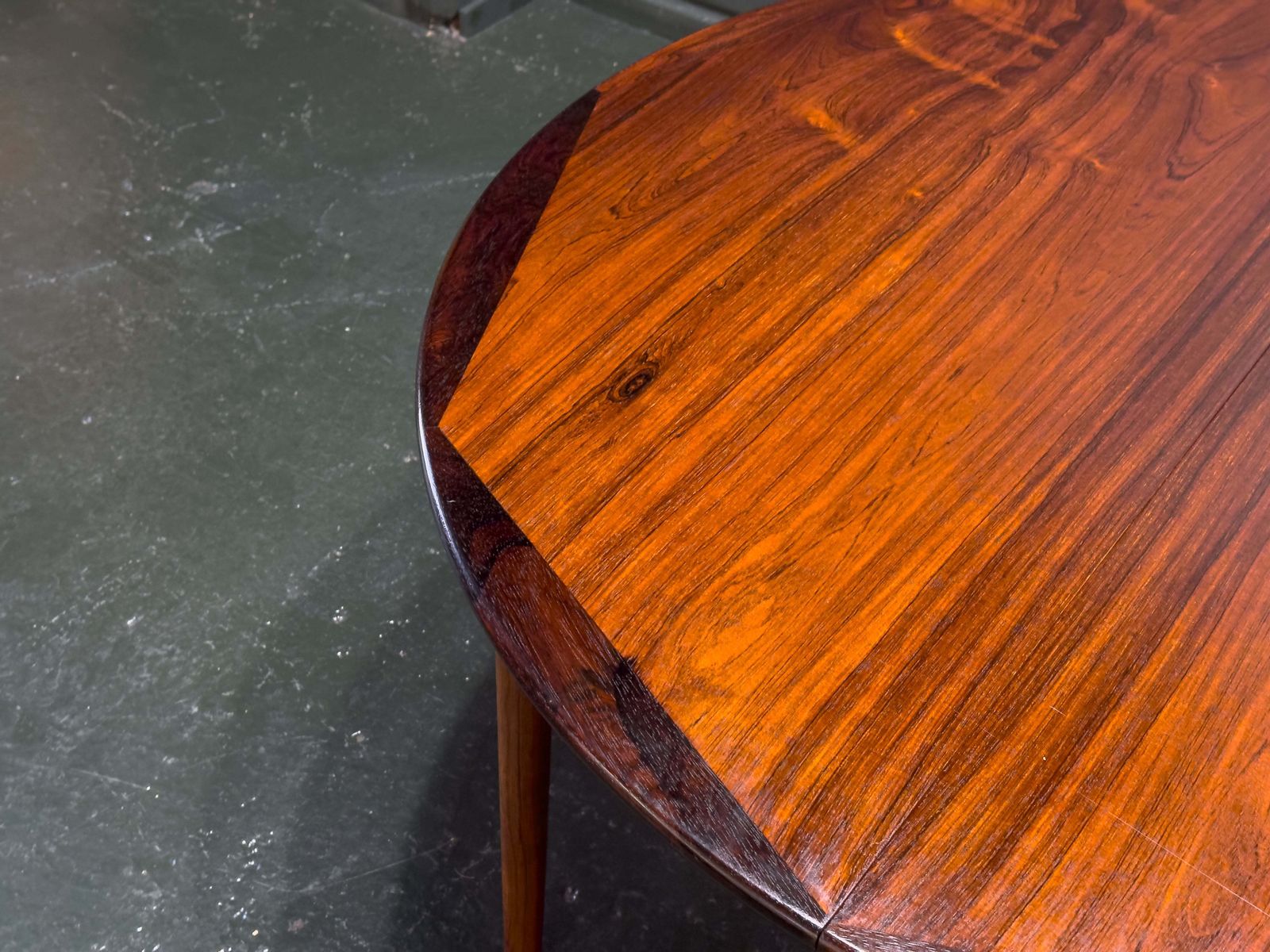 Round Extendable Rosewood Dining Table photo 2250.0