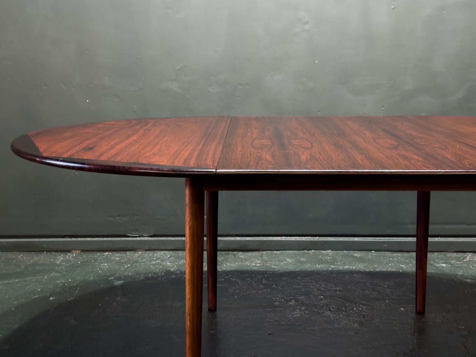 photo furniture Round Extendable Rosewood Dining Table