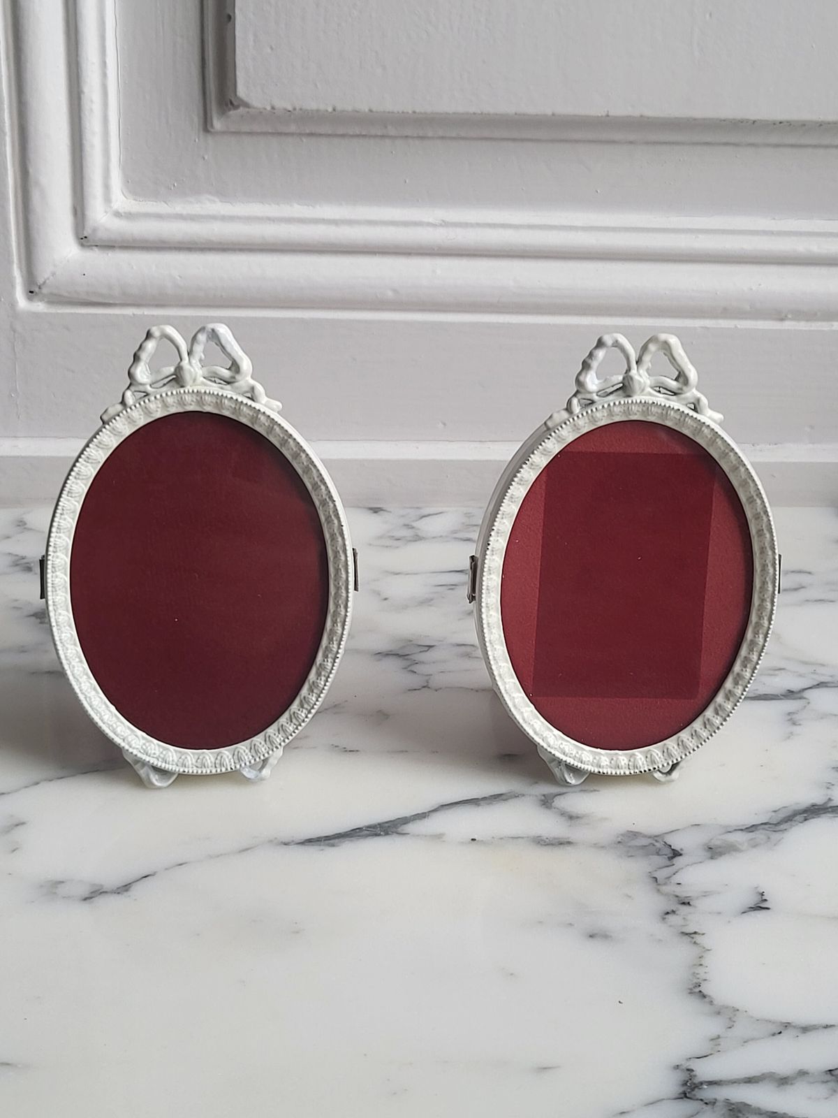 Set Of Two Vintage Italian Picture Frames With Bow Detail, 1980s photo furniture