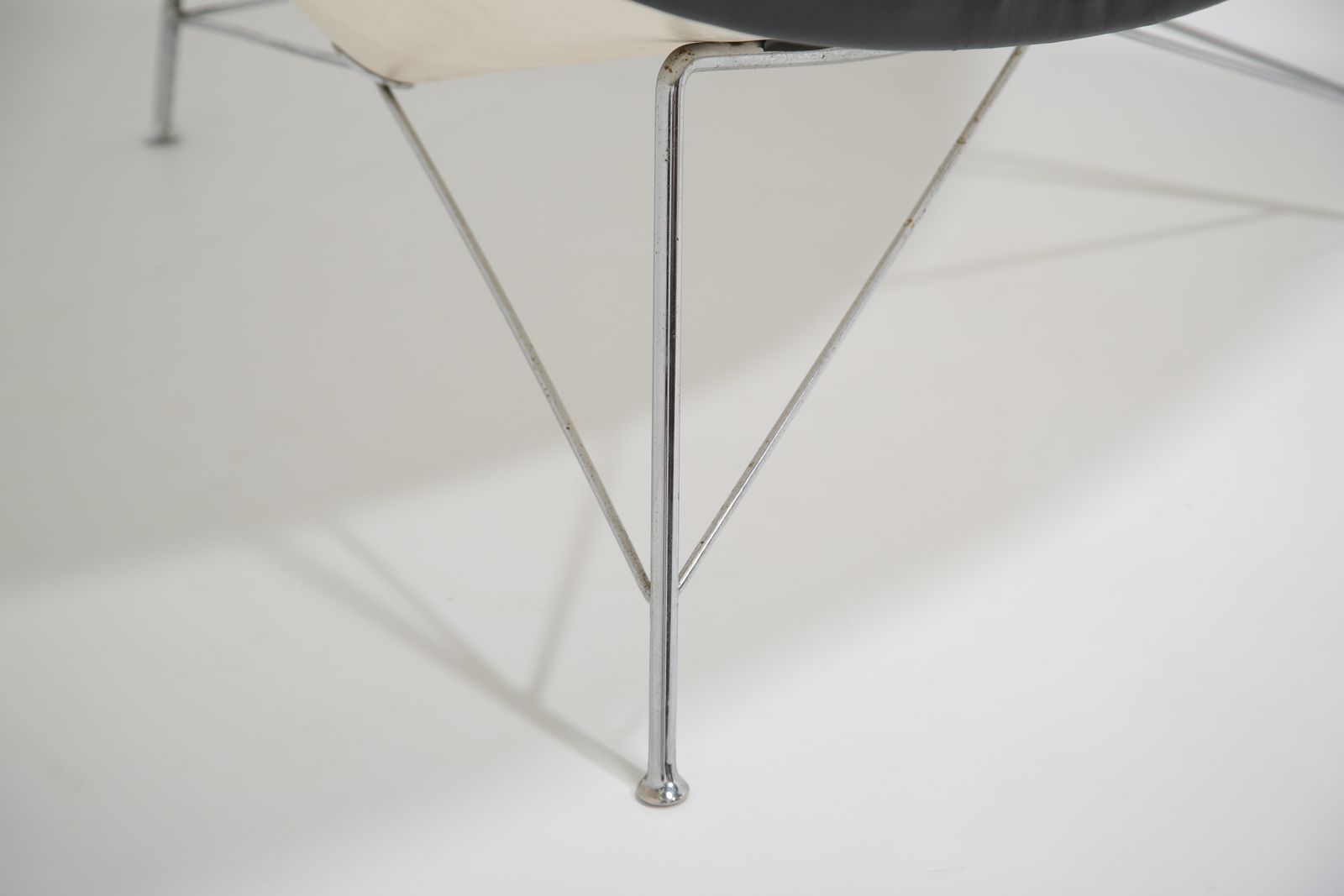 photo vinterior Iconic Black Leather And Fiberglass Lounge Chair 'Coconut' By George Nelson For Vitra