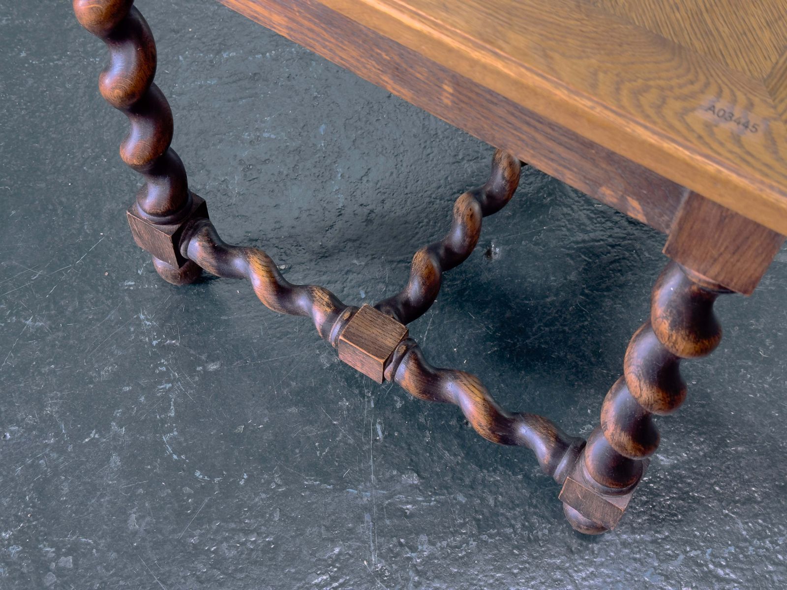 photo vinterior Spindle Side Table