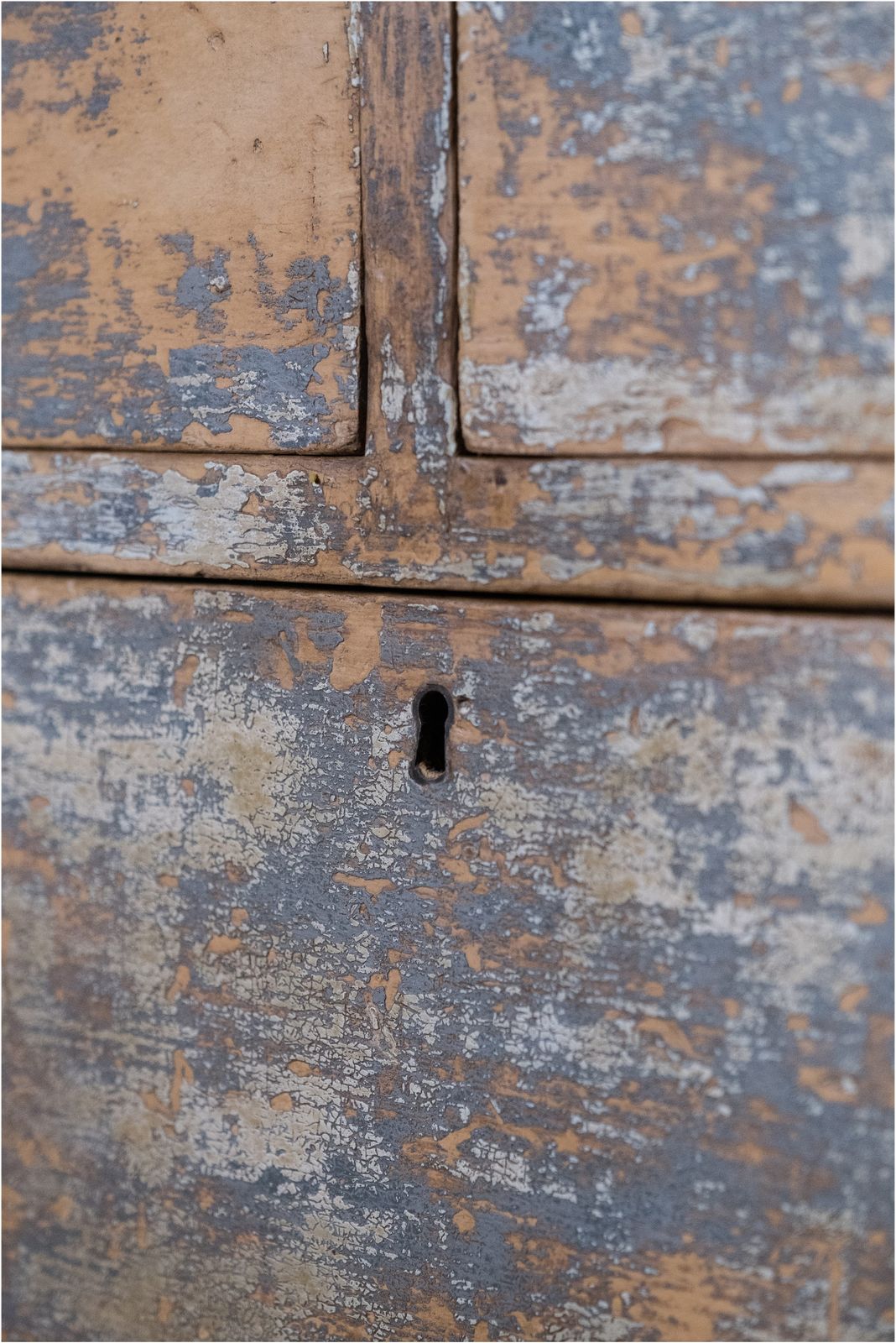 photo vinterior Stunning Painted Victorian Pine Chest Of 4 Drawers (2 Over 2) Raised On Turned Legs (948)
