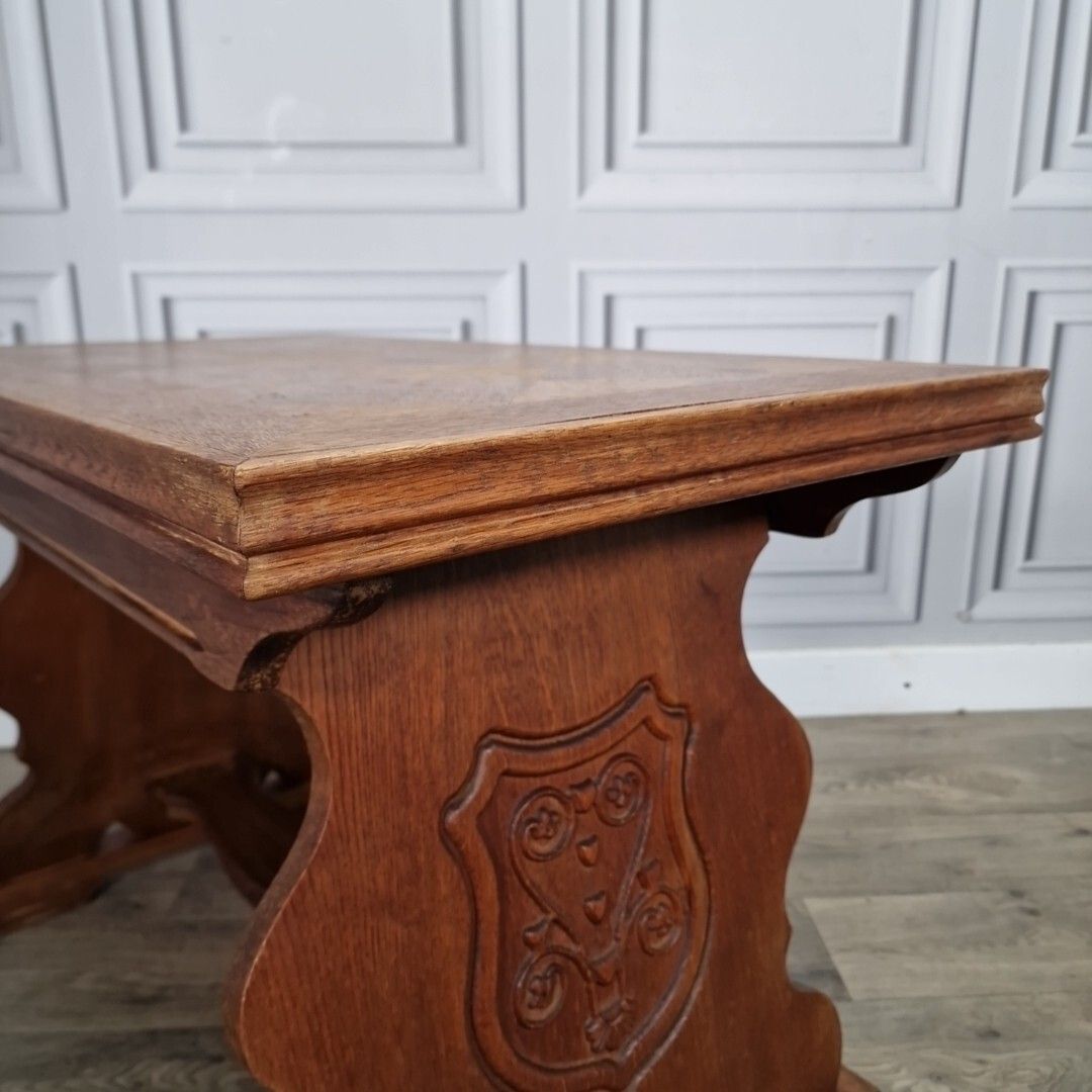 photo vintage Antique Refectory Side Table Vintage Wooden Carved Arts & Crafts Coffee Wood