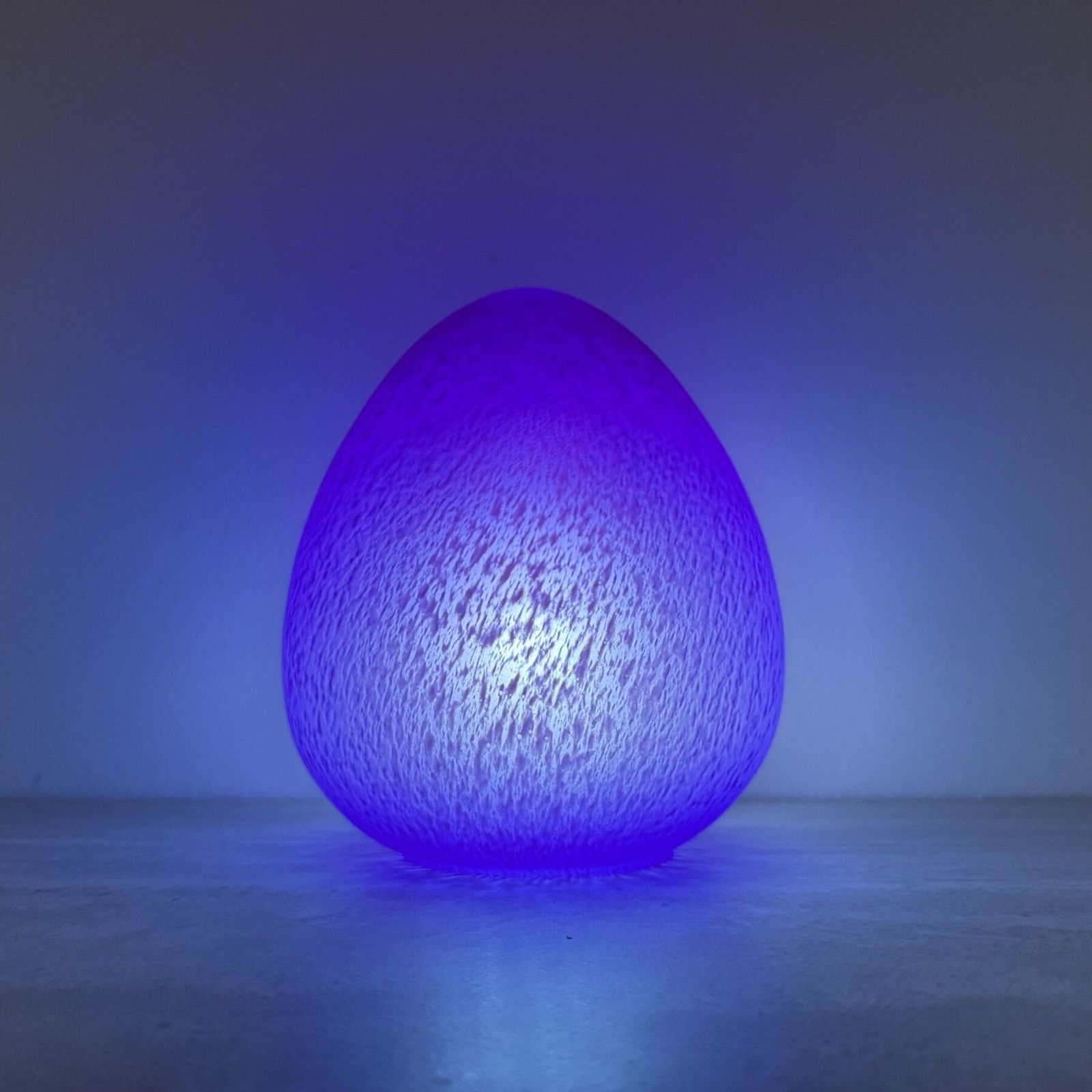 Verlichting Mid Century Design Tafelamp Van Blauw Glas In Eivorm, Jaren 1970 photo