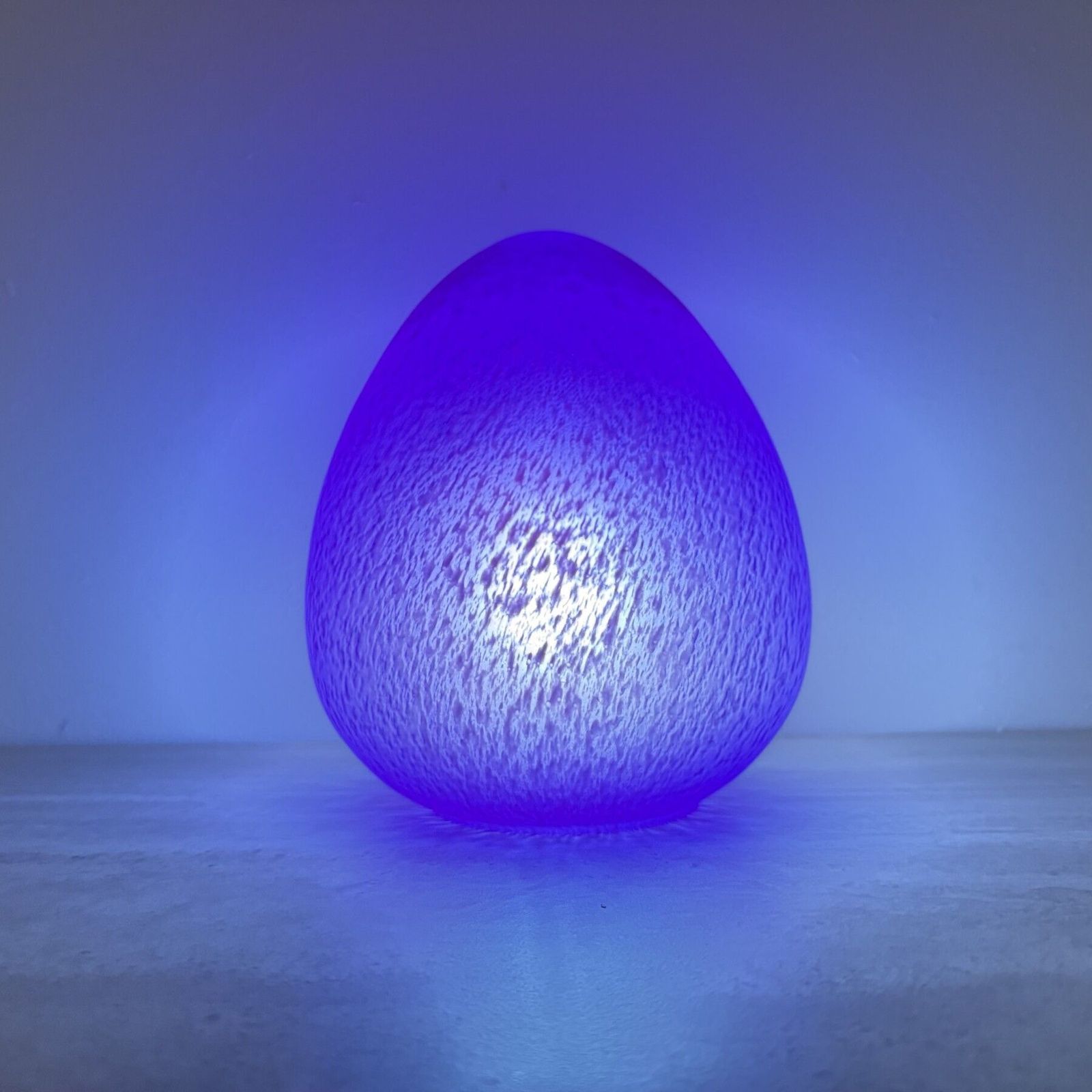 photo vinterior Mid Century Design Tafelamp Van Blauw Glas In Eivorm, Jaren 1970