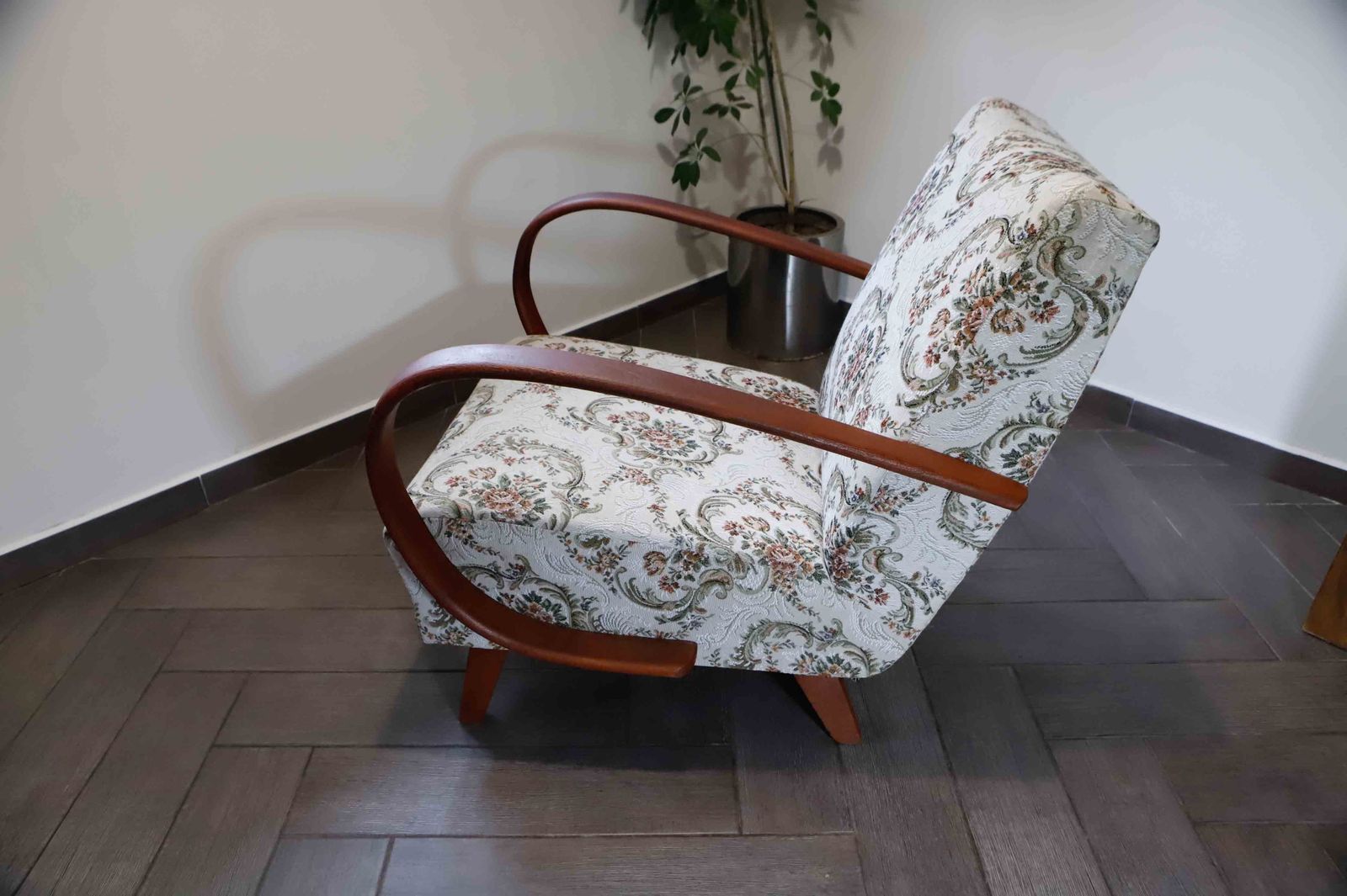 photo vintage Set Of 2 Style Halabala Lounge Armchairs