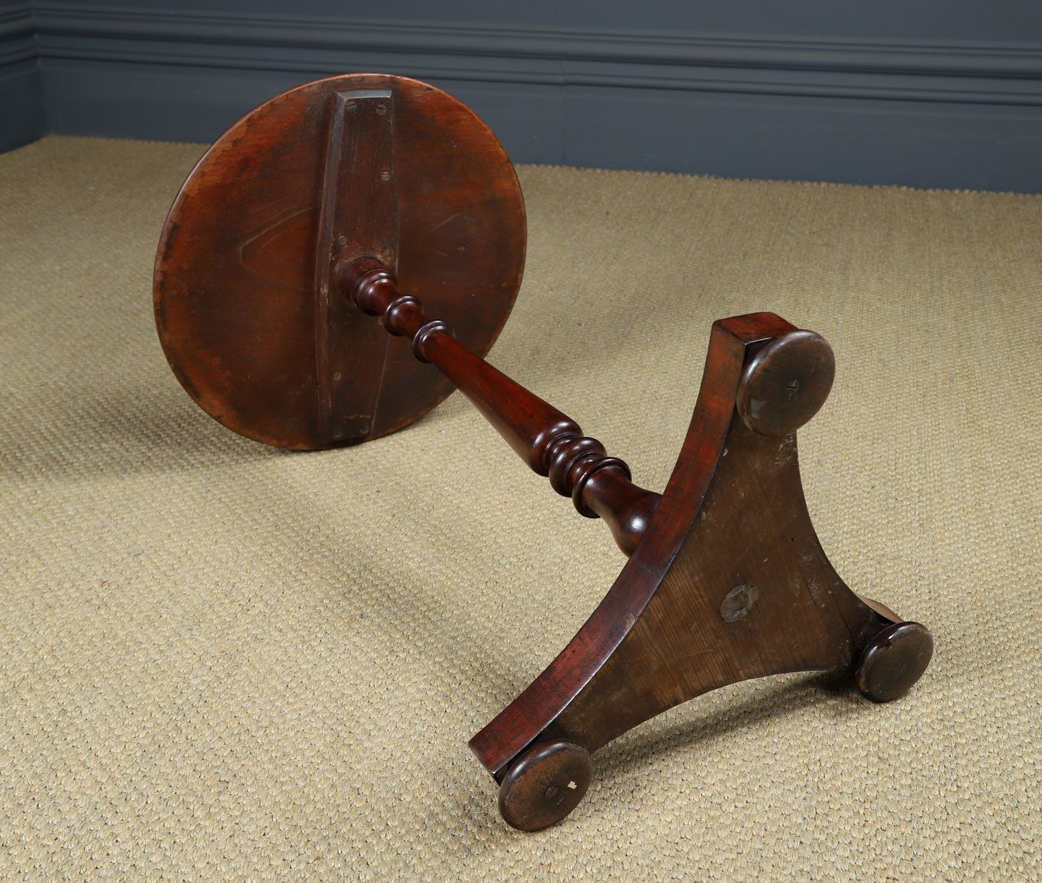 photo vintage Small Antique English William IV Mahogany Circular Round Wine / Centre / Occasional / Lamp Pedestal Table (Circa 1835)