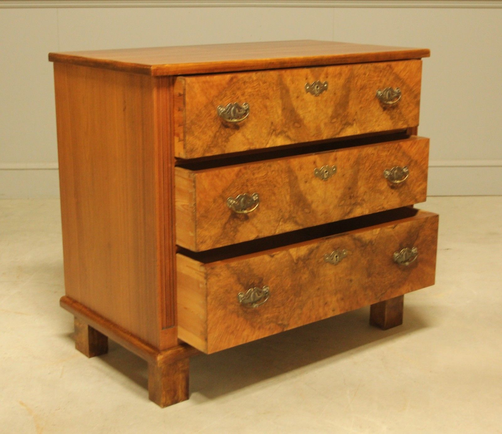 A Fine Early 20th‑Century Swedish Burr Walnut Chest Of Drawers photo vinterior