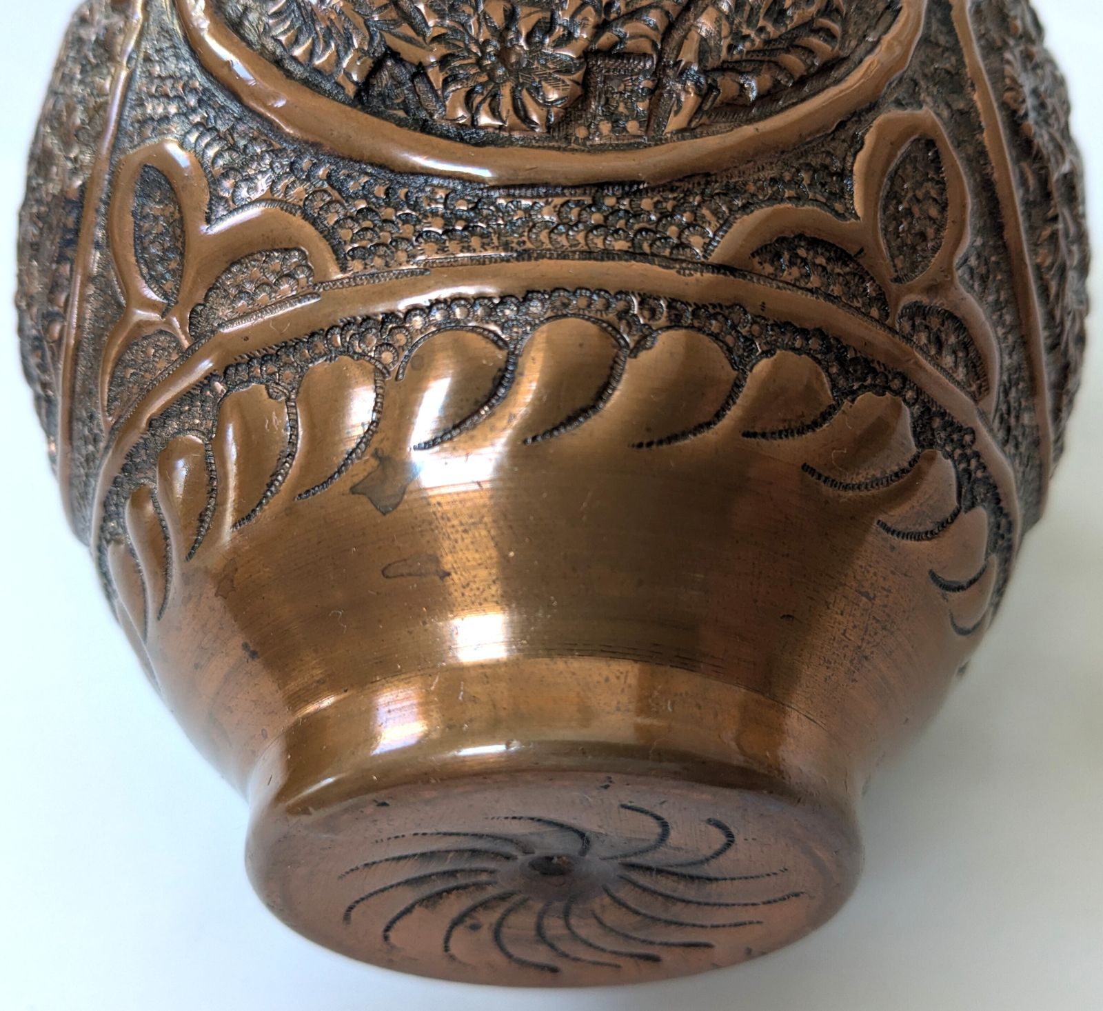photo vintage Antique Islamic Qajar Ghulamzani Carved Copper Vase