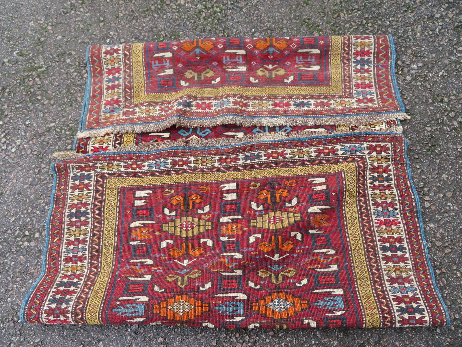 photo vintage Antique Caucasian Karabagh Rug. 210cm X 127cm.