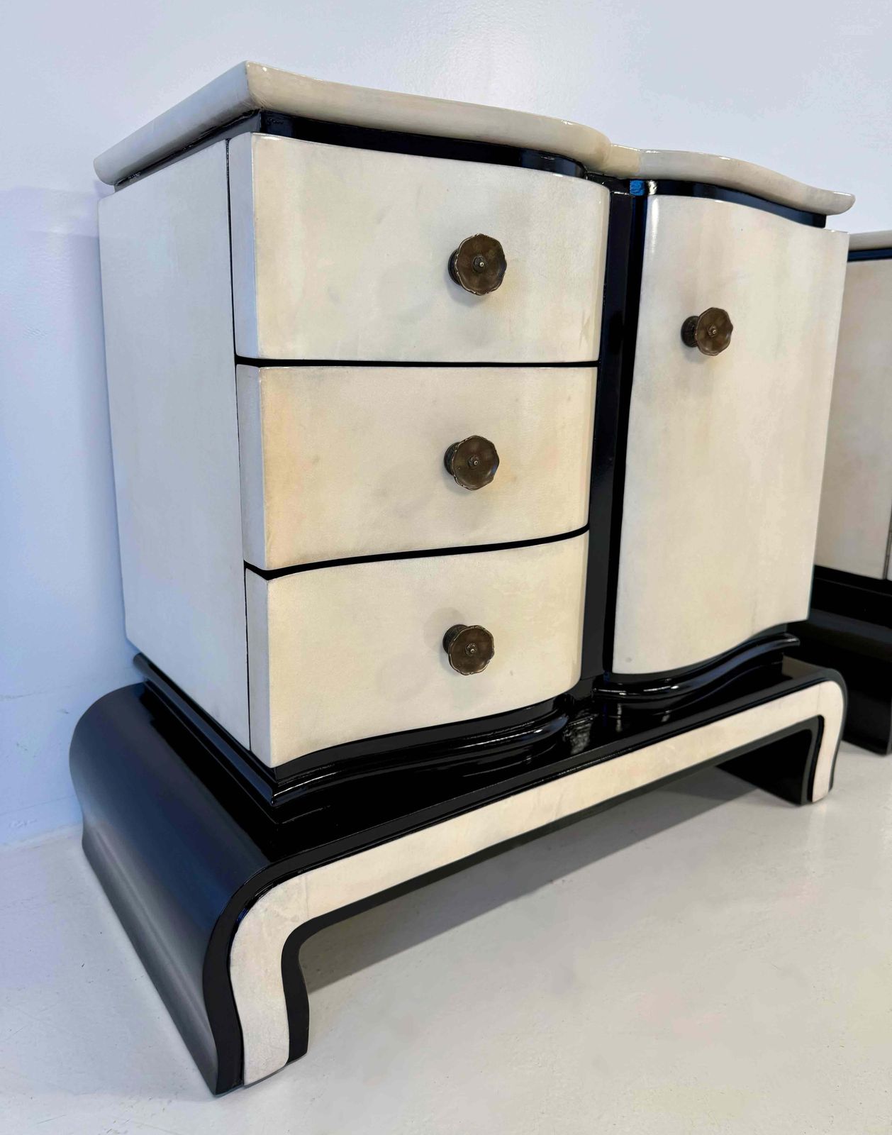 Pair Of Art Deco Nightstands In Parchment And Black Lacquer, Attr. Borsani, 40s photo vinterior