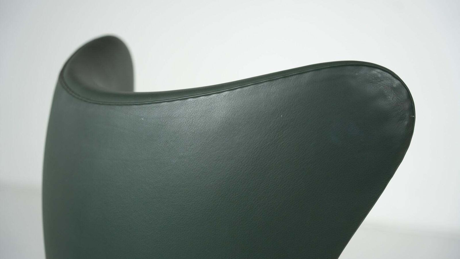 photo furniture Egg Chair And Ottoman By Arne Jacobsen For Fritz Hansen, 2000s