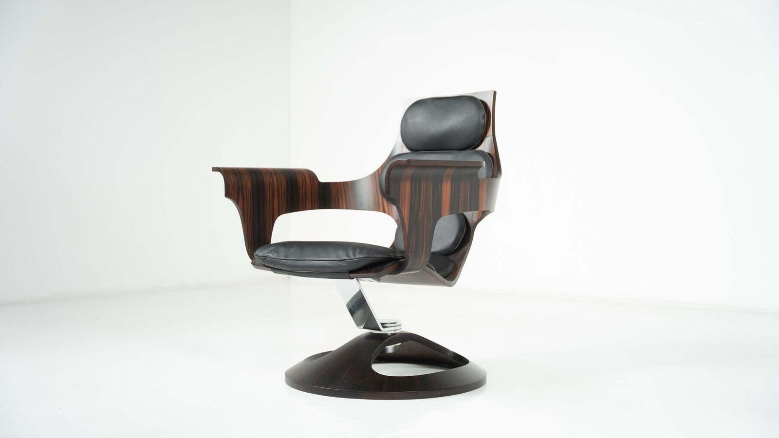 photo furniture Rare Bell Armchair By Joe Colombo For Benini, Italy