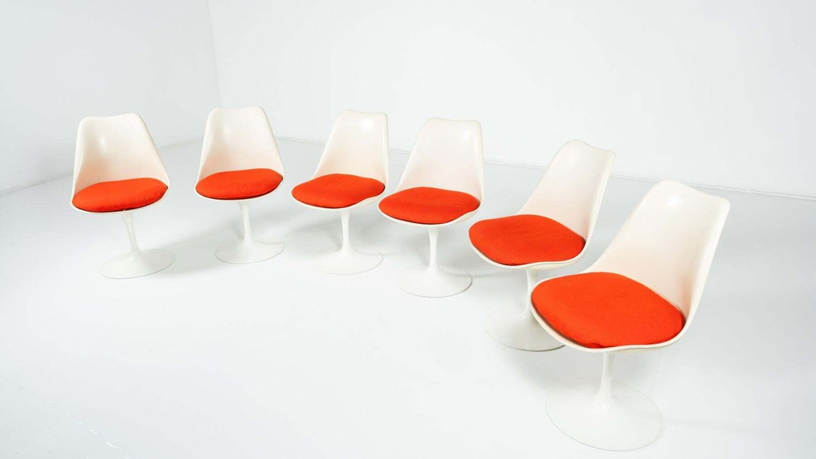 Set Of 6 Tulip Chairs By Eero Saarinen For Knoll, 1960s photo vintage