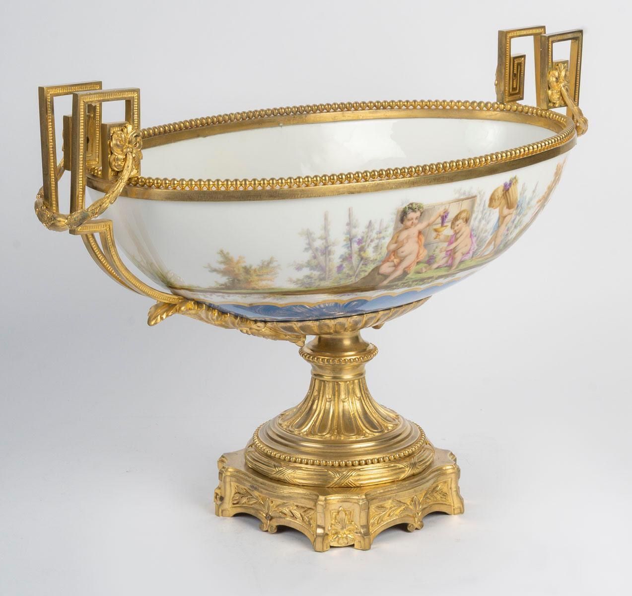 Cup, Centerpiece In Paris Porcelain And Gilt Bronze, 19th Century. photo vinterior
