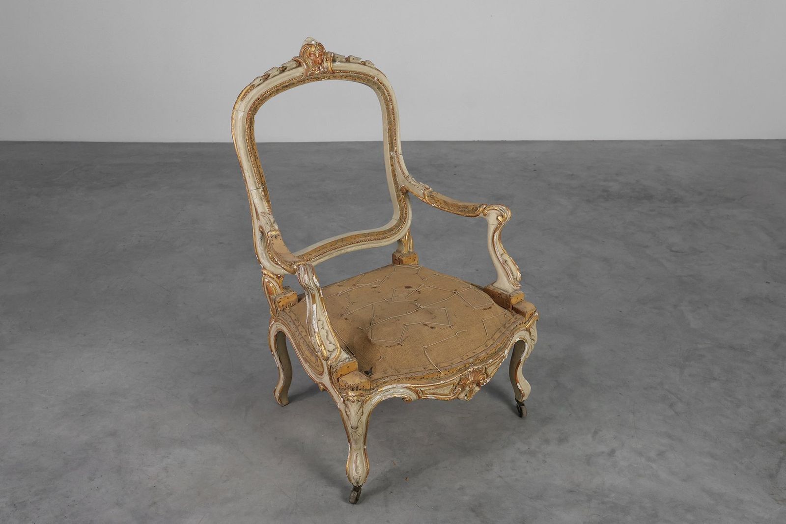 photo furniture Antique French Louis XV Armchair In Carved Wood, 1800s