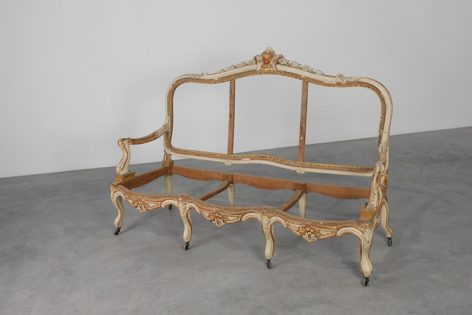 photo vinterior Antique French Louis XV Sofa In Carved Wood, 1800s