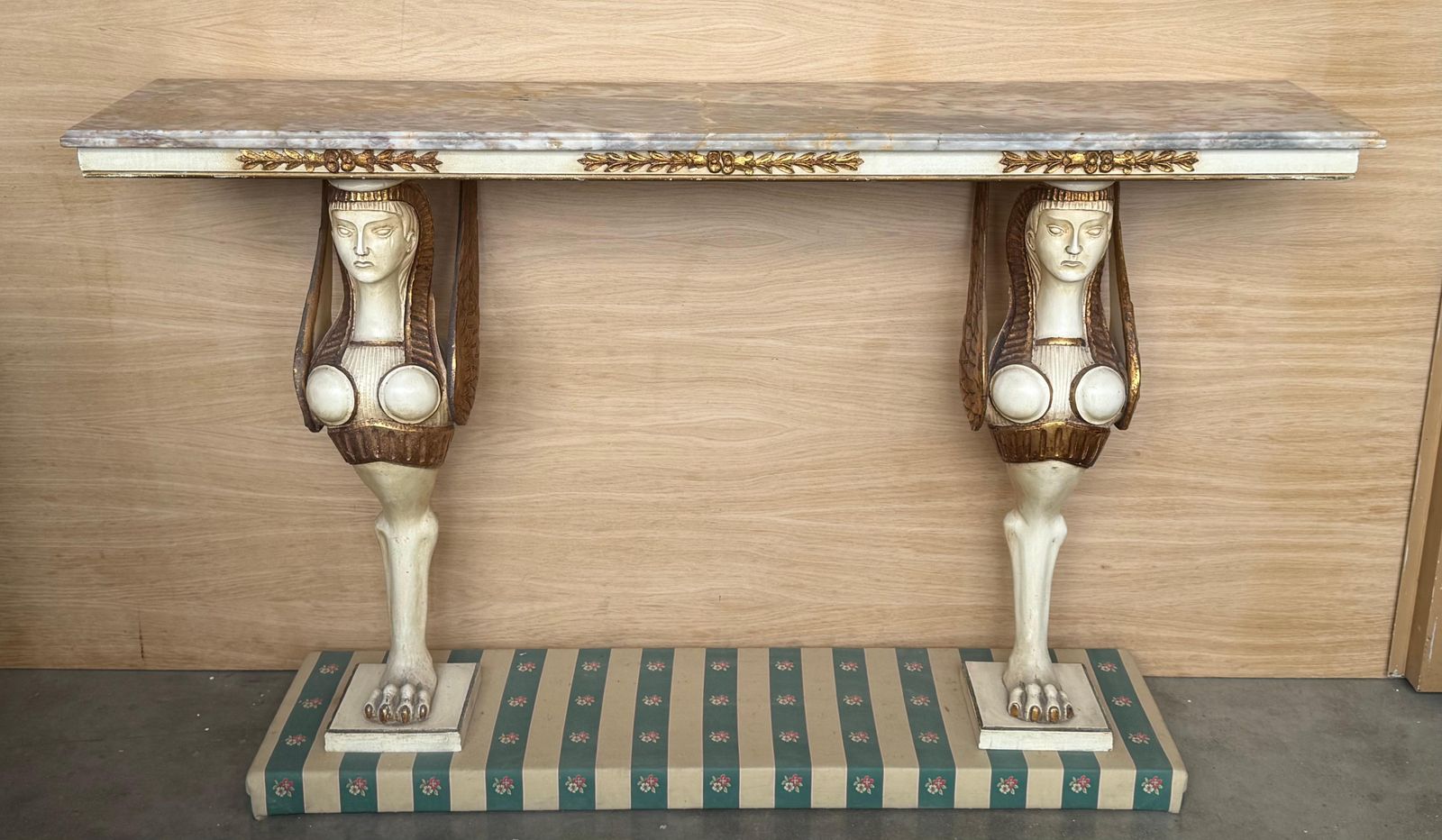 Console suédoise de style Empire en bois sculpté, polychrome et doré, début du XXe siècle photo furniture